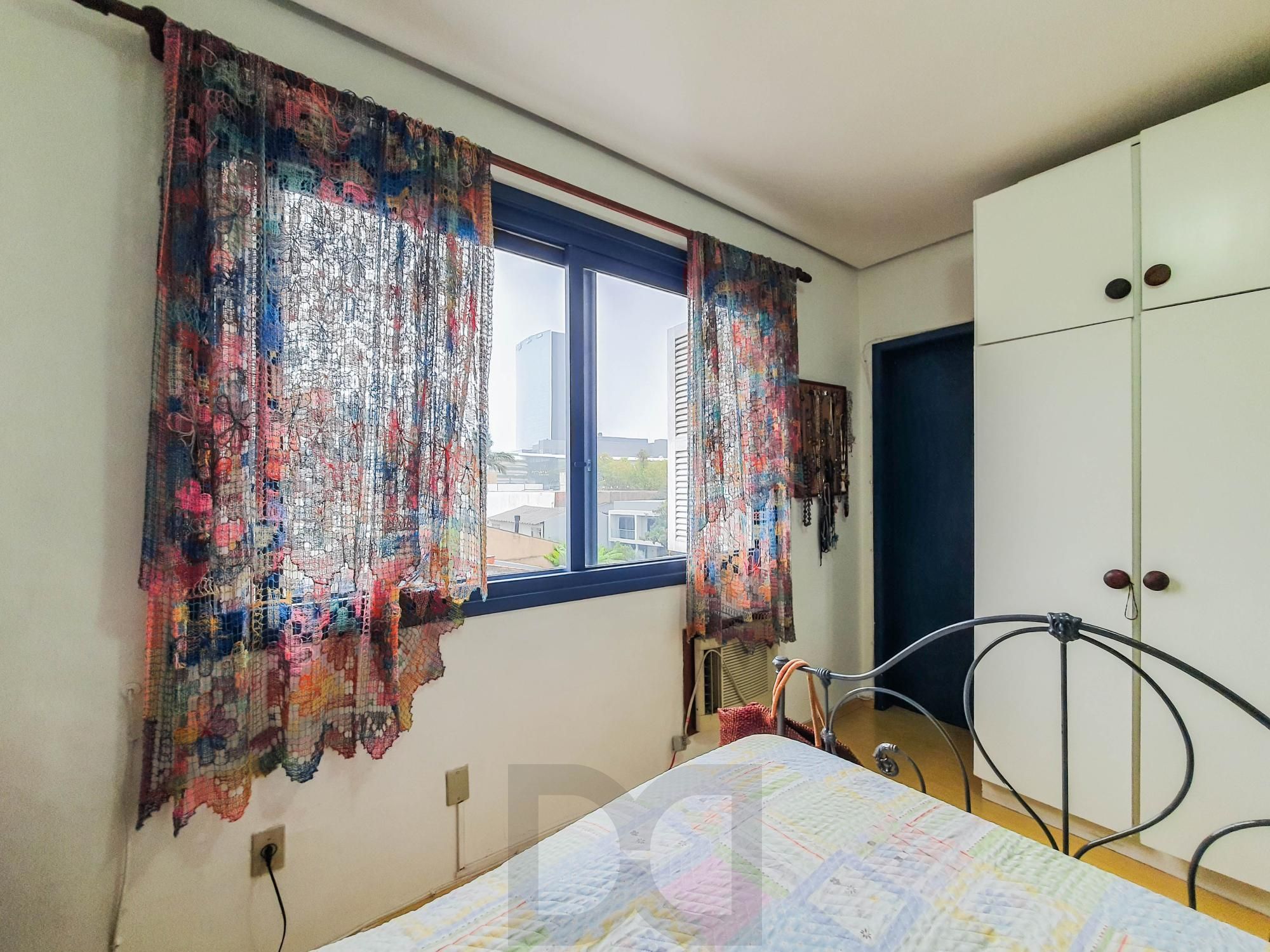 Amplo apartamento de 2 dormitórios, sendo 1 suíte, e uma  ótima dependência de empregada, 3 banheiros, em localização privilegiada no  Bairro Cristal. — foto 18