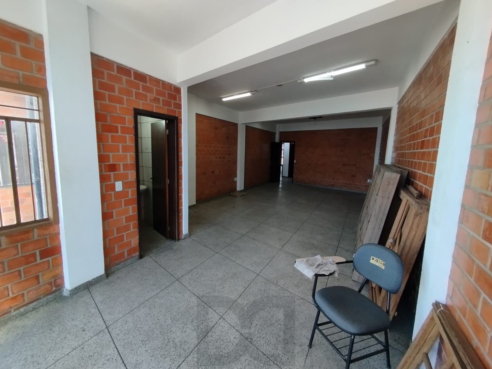 Sala 50m² de frente para Av. cavalhada, 1 banheiro. — foto 5