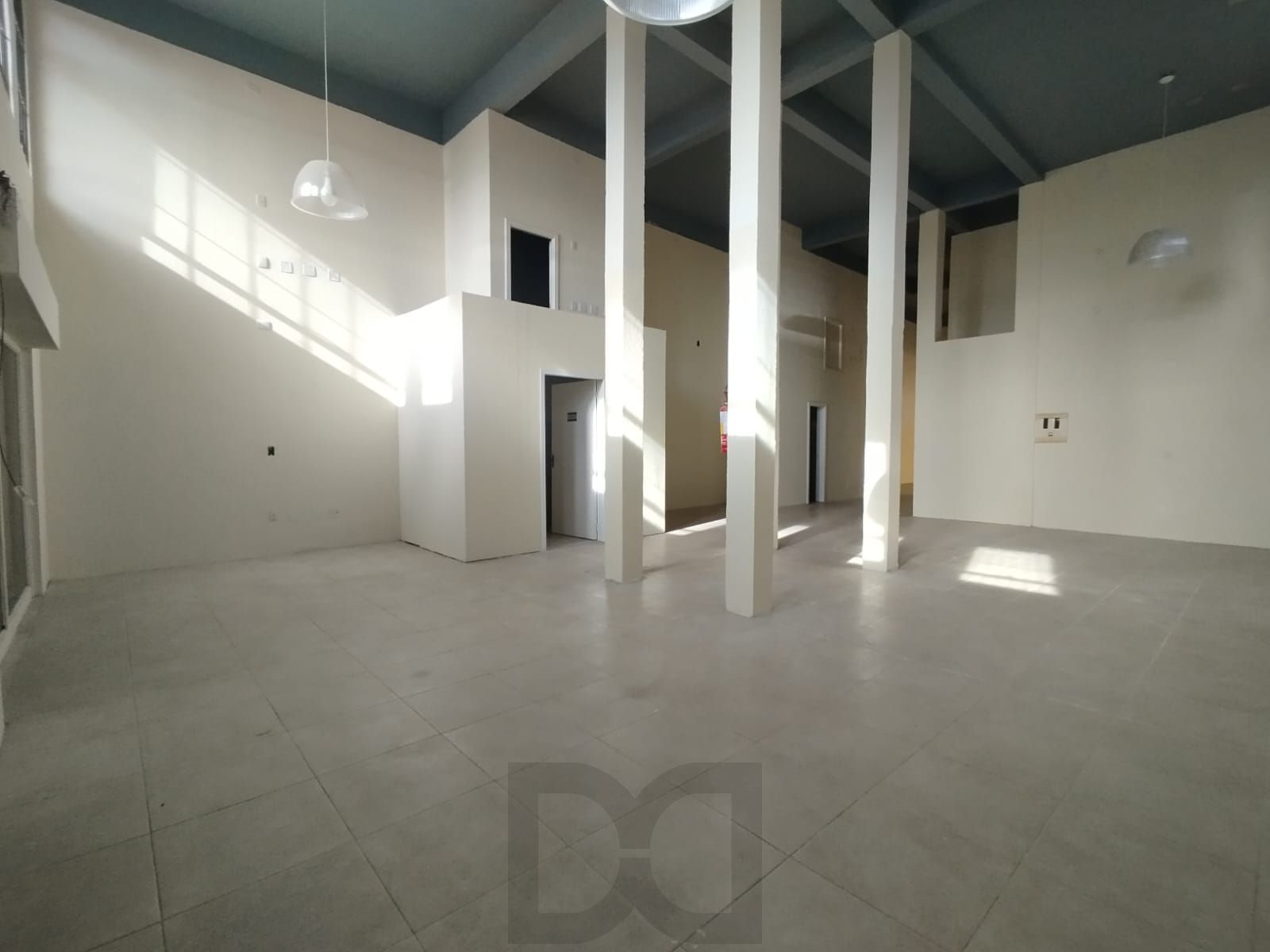 Excelente loja com 400m, 4 banheiros, 3 vagas, mezanino, fácil acesso e grande visibilidade no bairro Tristeza — foto 4