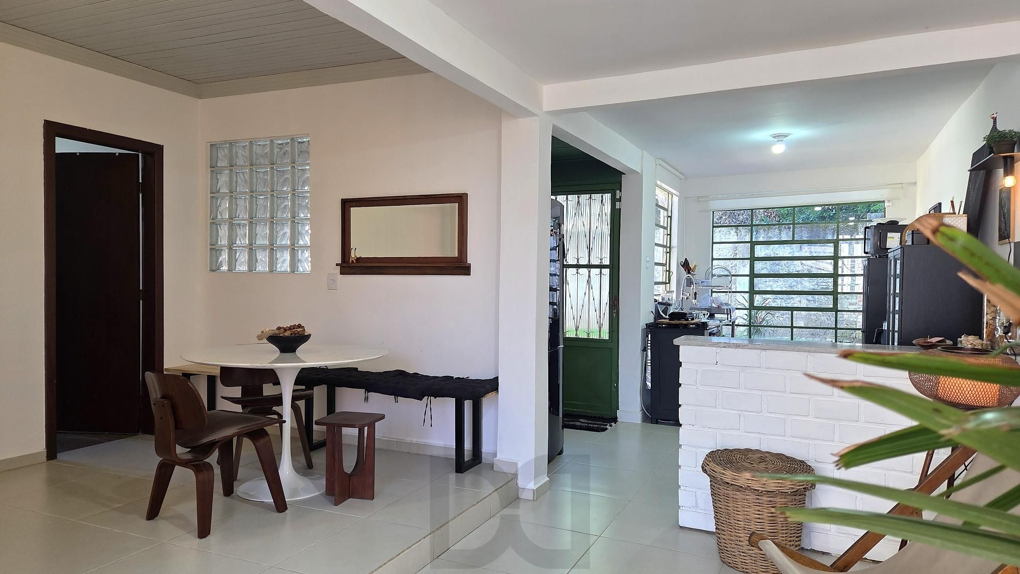 Casa térrea totalmente reformada, com 3 dormitórios, sendo 2 suítes e 2 vagas de garagem. — foto 9