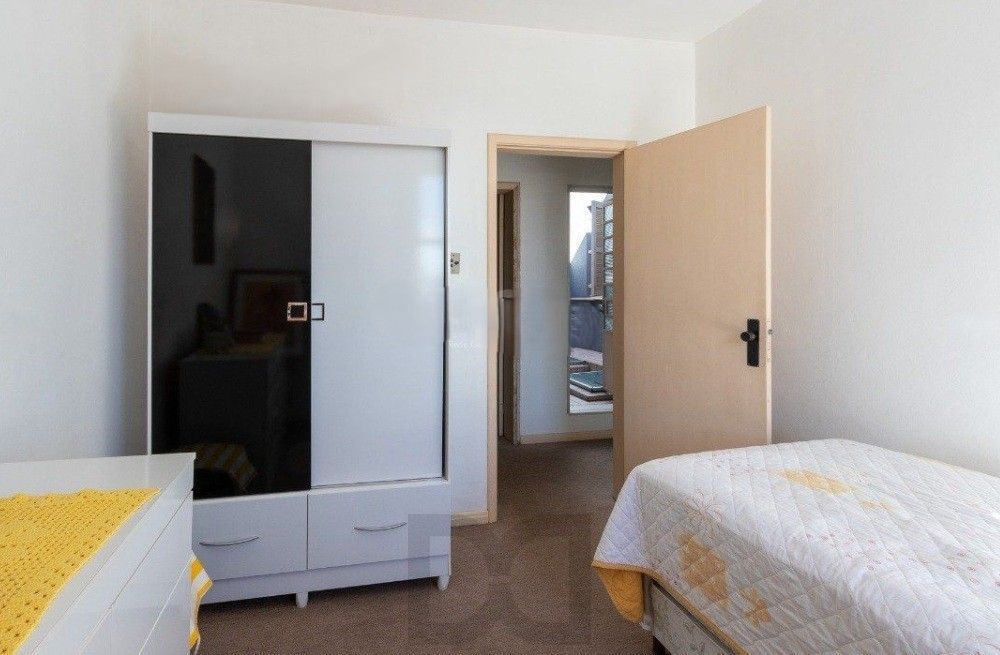 Excelente casa com 5 dormitórios, 2 suítes, 3 vagas de garagem e uma vista perene para o por do sol no Guaiba. — foto 35