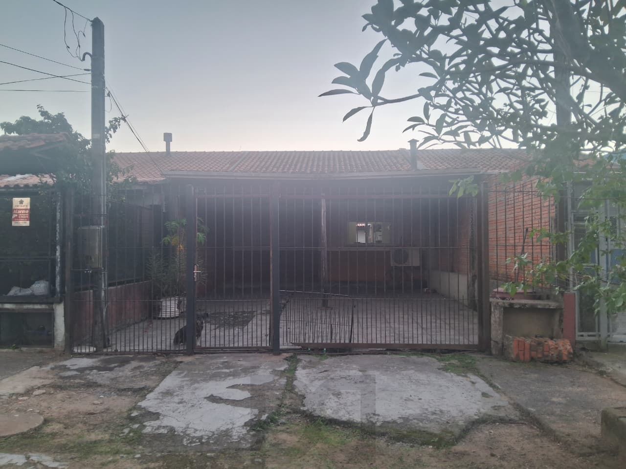 Casa com 2 dormitórios com pátio e edícula. — foto 2