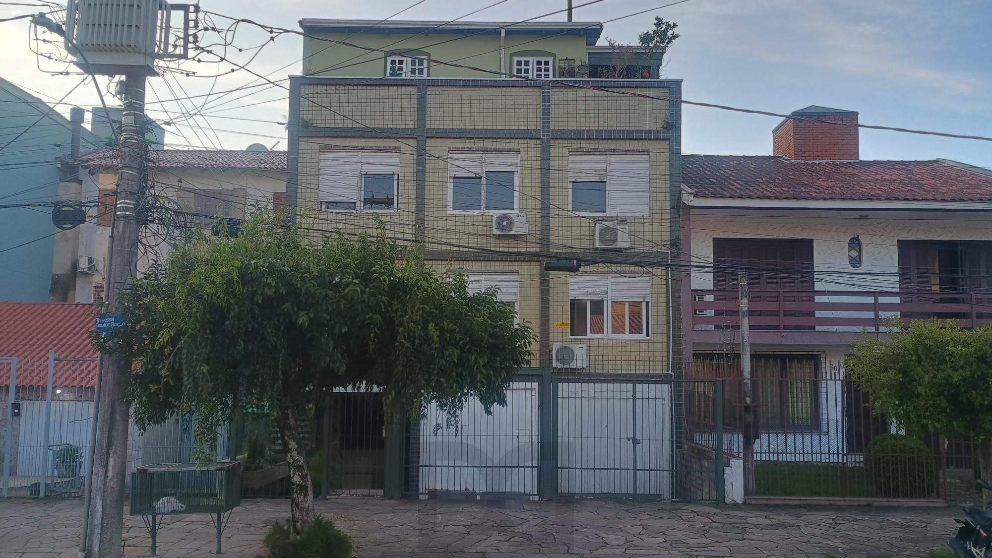 " IMPERDÍVEL" Apartamento de 2dormitórios semimobiliado  ao lado do Bourbon Teresópolis. — foto 1