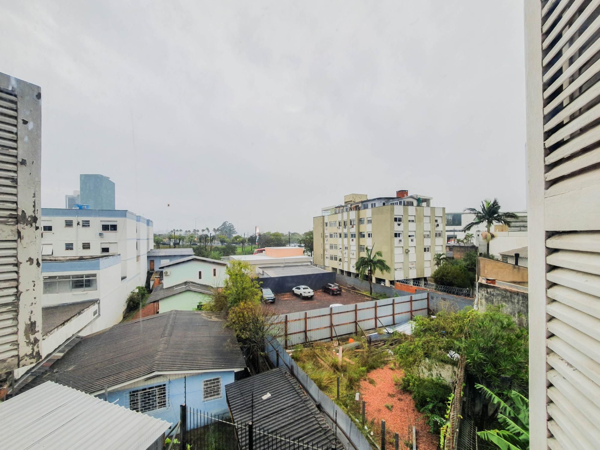 Amplo apartamento de 2 dormitórios, sendo 1 suíte, e uma  ótima dependência de empregada, 3 banheiros, em localização privilegiada no  Bairro Cristal. — foto 11