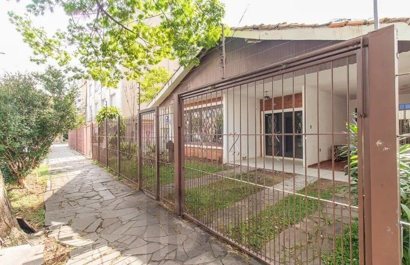 Terreno amplo com 420 m² (14x30), localizado em uma das regiões mais valorizadas do bairro Menino Deus. — foto 1