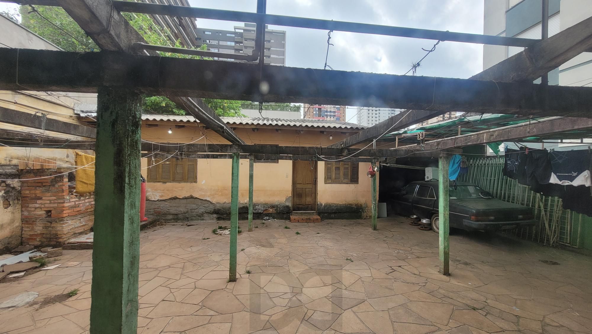 Casa com 220m2 de área privativa, 4 dormitórios, 1 suíte e 6 vagas de garagem. — foto 8