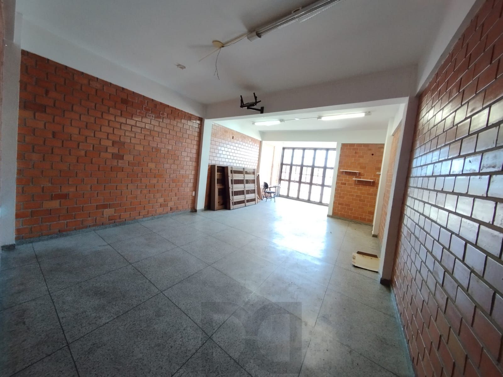 Sala 50m² de frente para Av. cavalhada, 1 banheiro. — foto 2