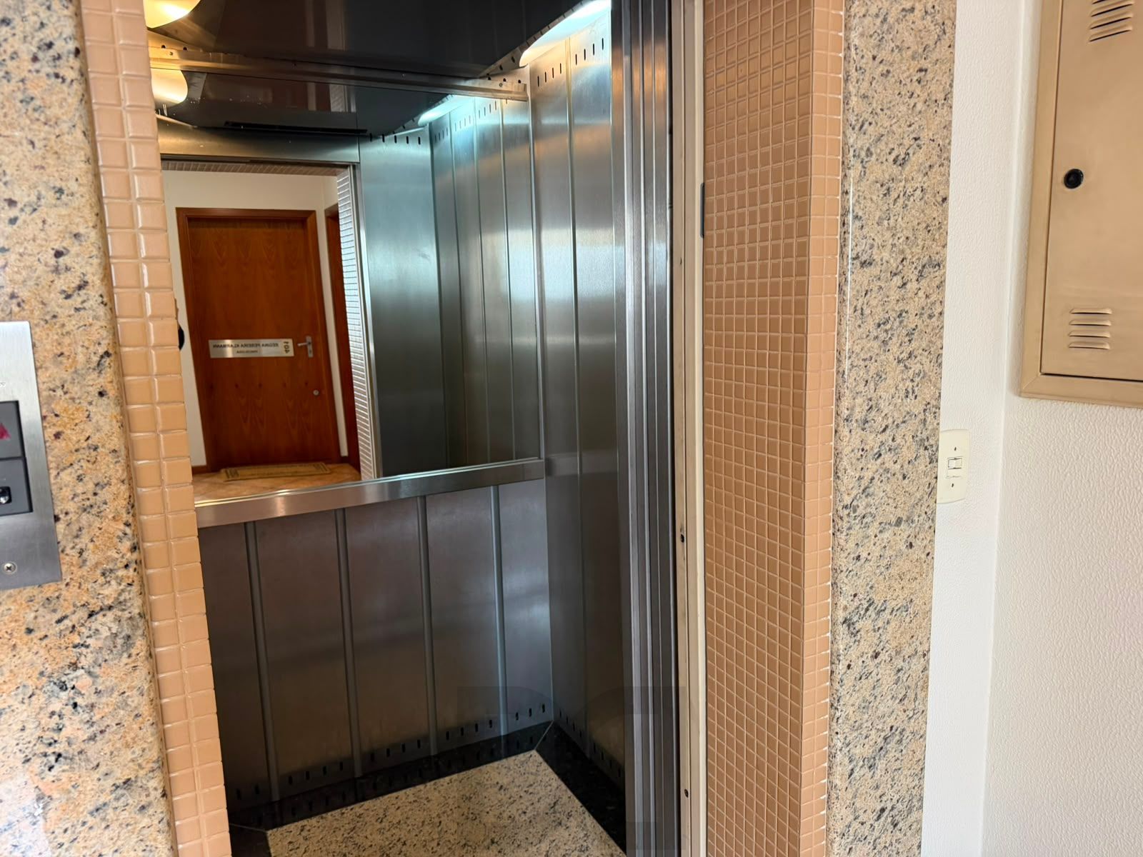 Sala comercial, com 01 banheiro 25,43 de área privativa. Bairro Petrópolis. — foto 9