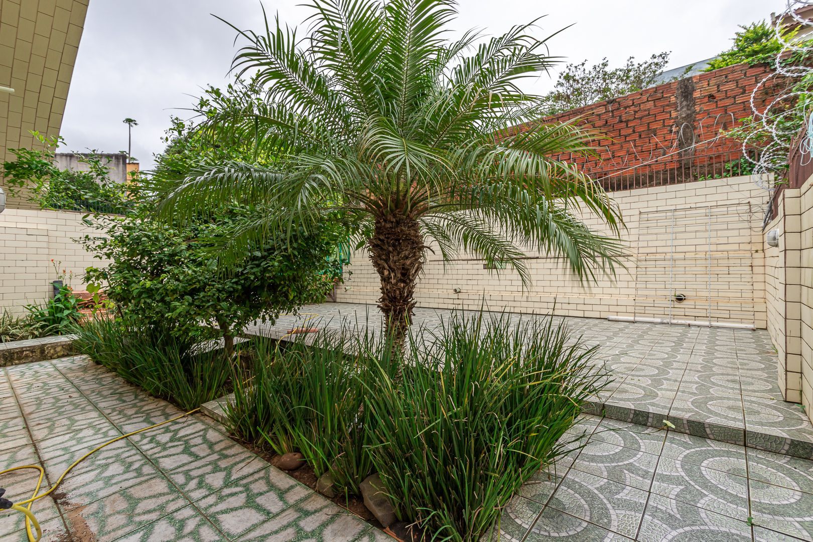 Excelente casa de dois pavimentos no bairro Ipanema, com 238m² de área privativa, 4 dormitórios, 1 suíte e 2 vagas de garagem. — foto 37