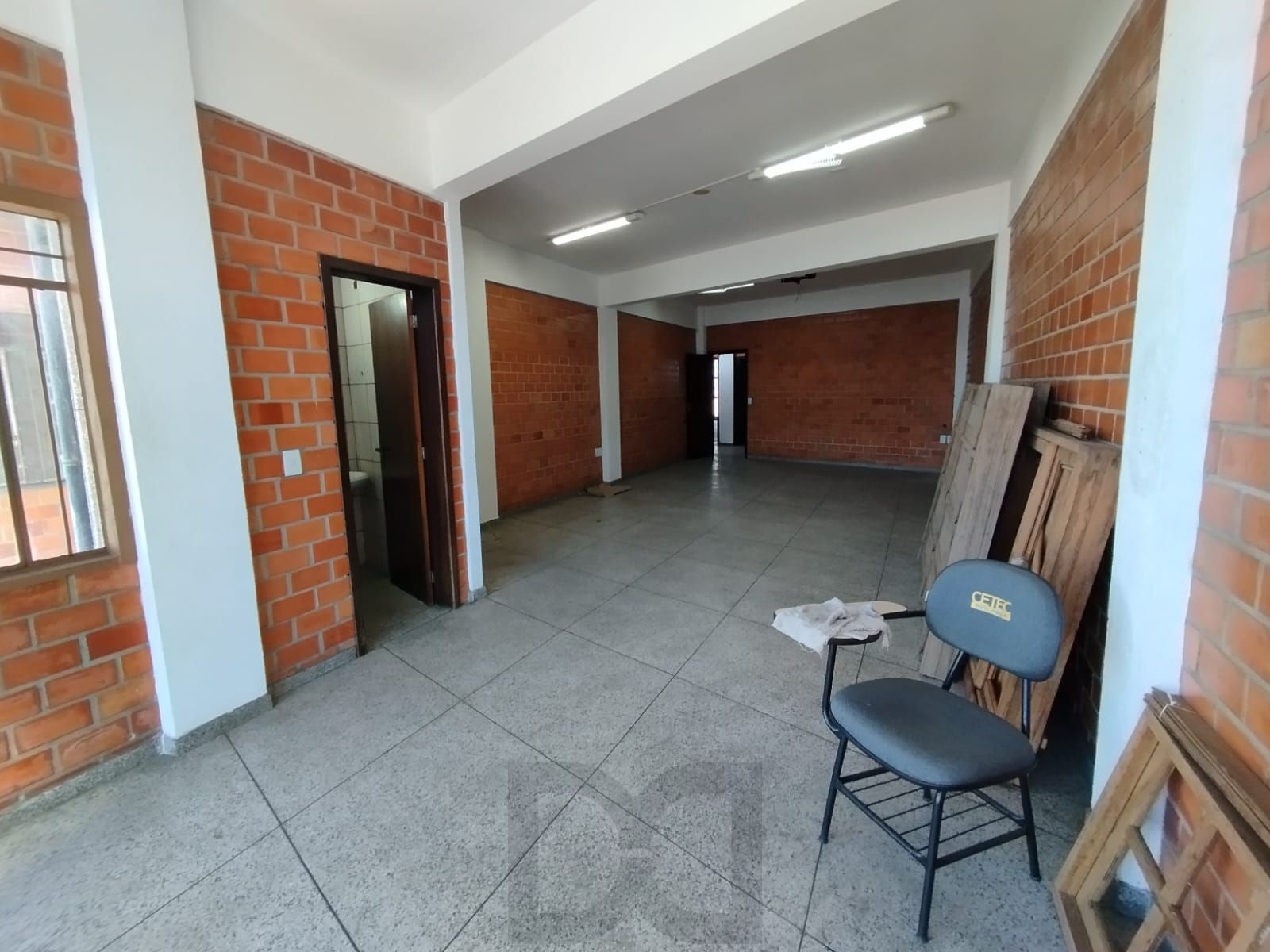 Sala 50m² de frente para Av. cavalhada, 1 banheiro. — foto 7