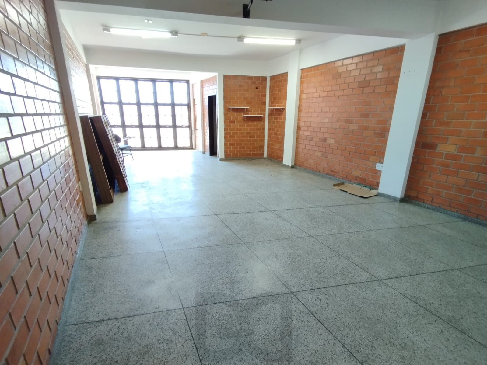 Sala 50m² de frente para Av. cavalhada, 1 banheiro.