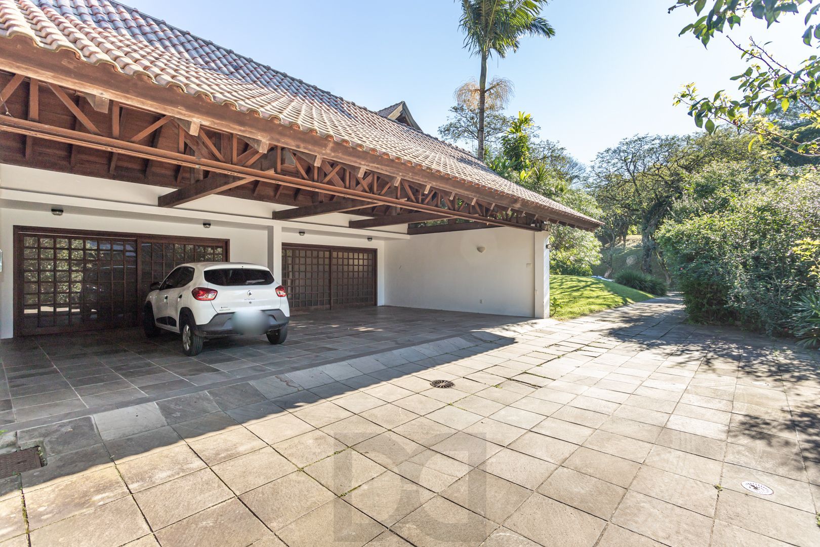 Belíssima mansão no Condomínio Jardim do Sol com 701m2 de área privativa, com 6 dormitórios, sendo 2 suítes e garagem para 10 carros. — foto 72