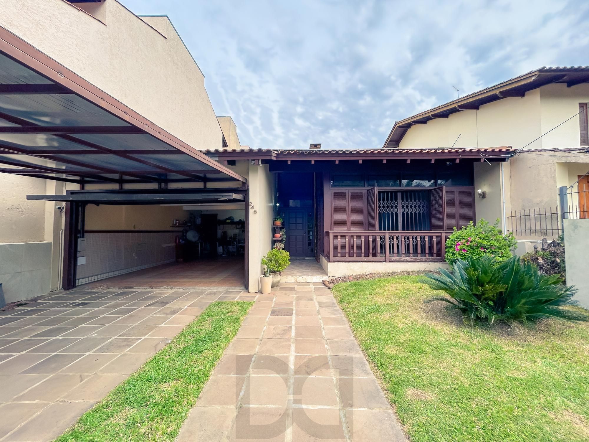 " Oportunidade" Linda Casa com 4 dormitórios, piscina, lareira e Salão de festas semimobiliada  Bairro Vila assunção — foto 1