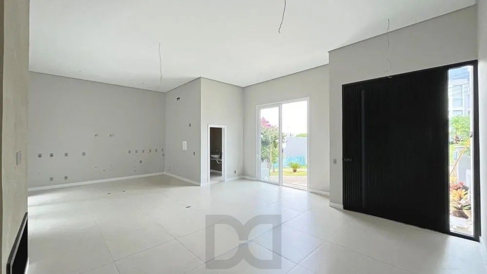 Apresentamos esta belíssima casa térrea 174m2 de área privativa, 3 suítes e 3 vagas de garagem, no Condomínio Altos do Lago. — foto 4