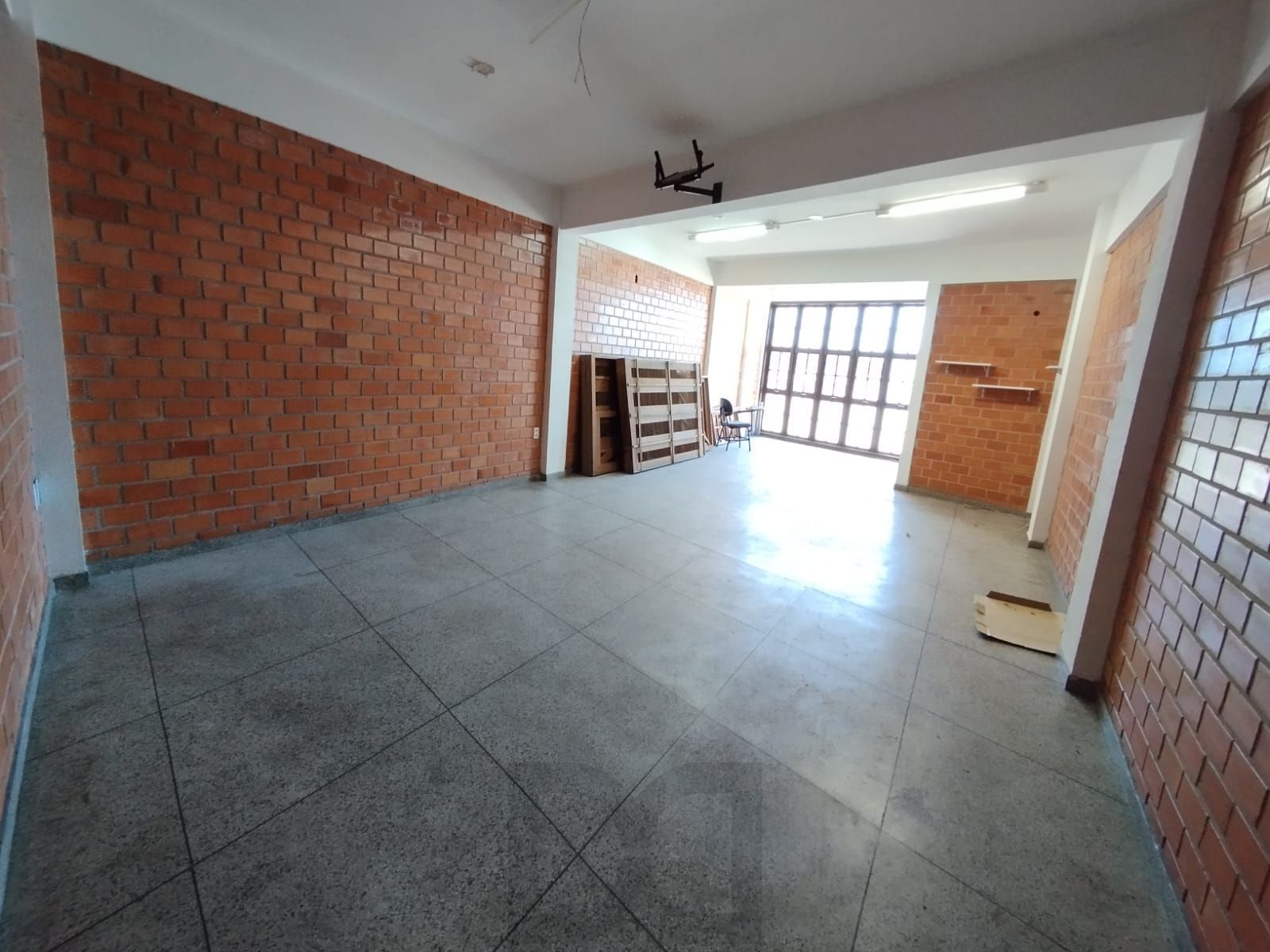 Sala 50m² de frente para Av. cavalhada, 1 banheiro. — foto 3