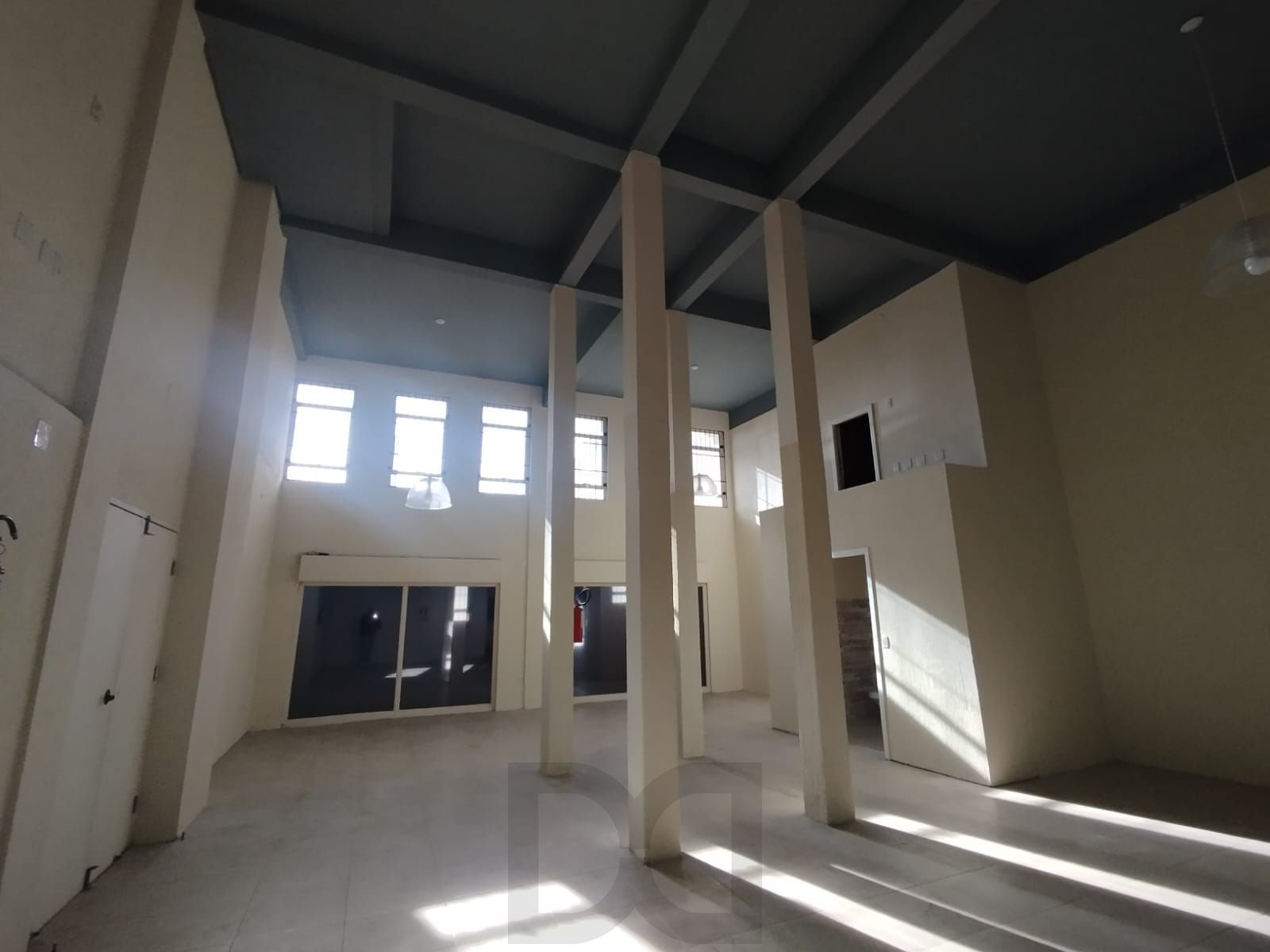 Excelente loja com 400m, 4 banheiros, 3 vagas, mezanino, fácil acesso e grande visibilidade no bairro Tristeza — foto 6