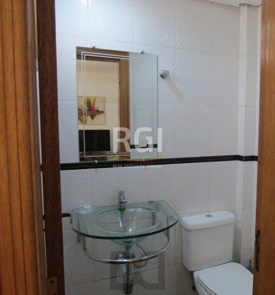 Excelente Residência em condomínio no Bairro Santo Antônio, com 3 dormitórios. — foto 8