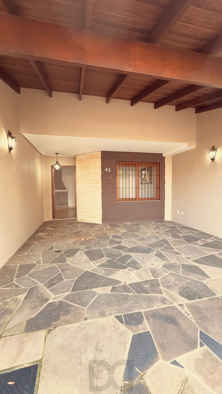 Excelente Residência com 3 dormitórios sendo 2 deles suítes de casal. — foto 3