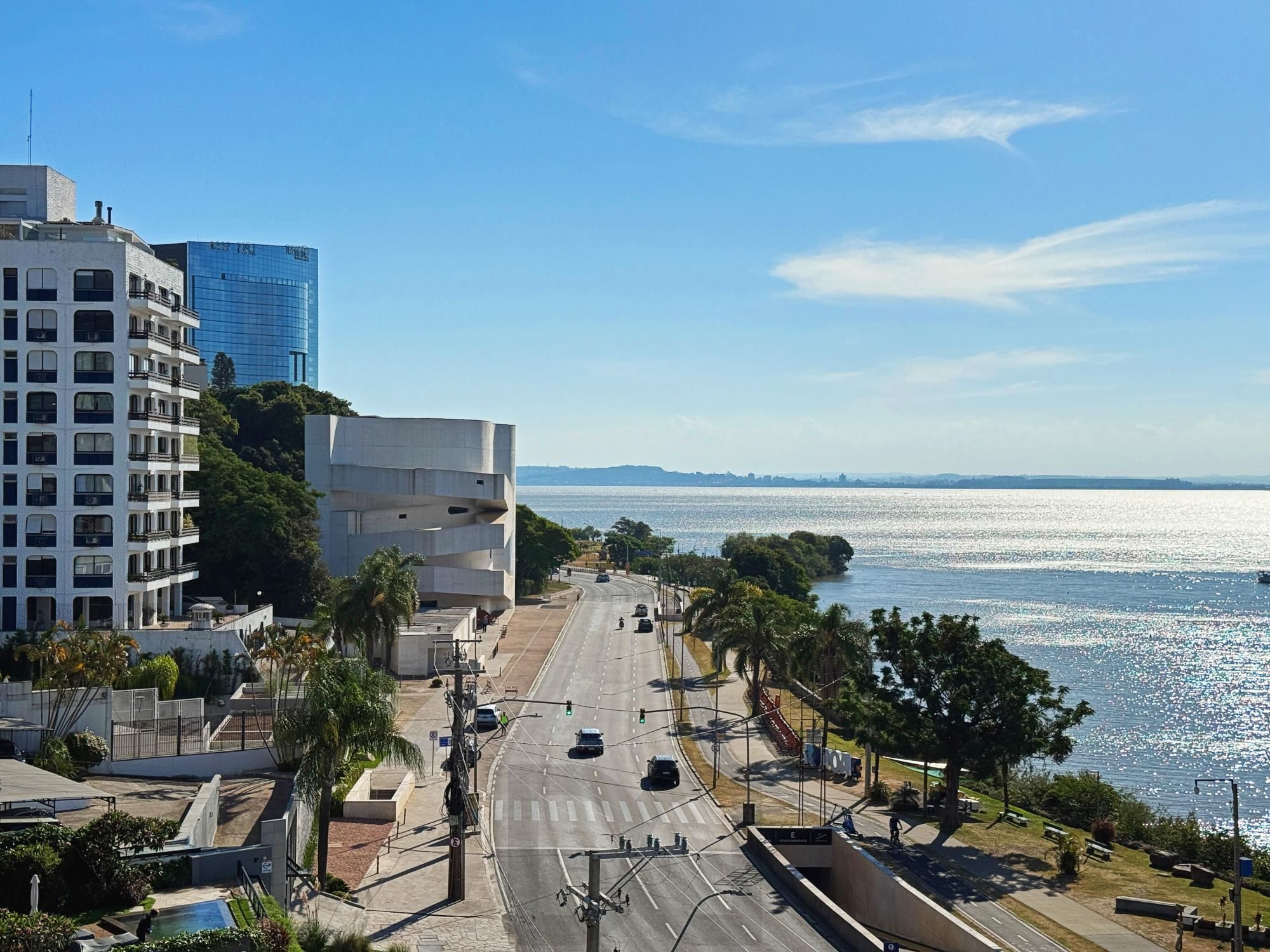 Belíssimo apartamento com 230,6m2, 3 suítes e 4 vagas de garagem. Projeto diferenciado e vista deslumbrante para o pôr do sol do Guaíba. — foto 18