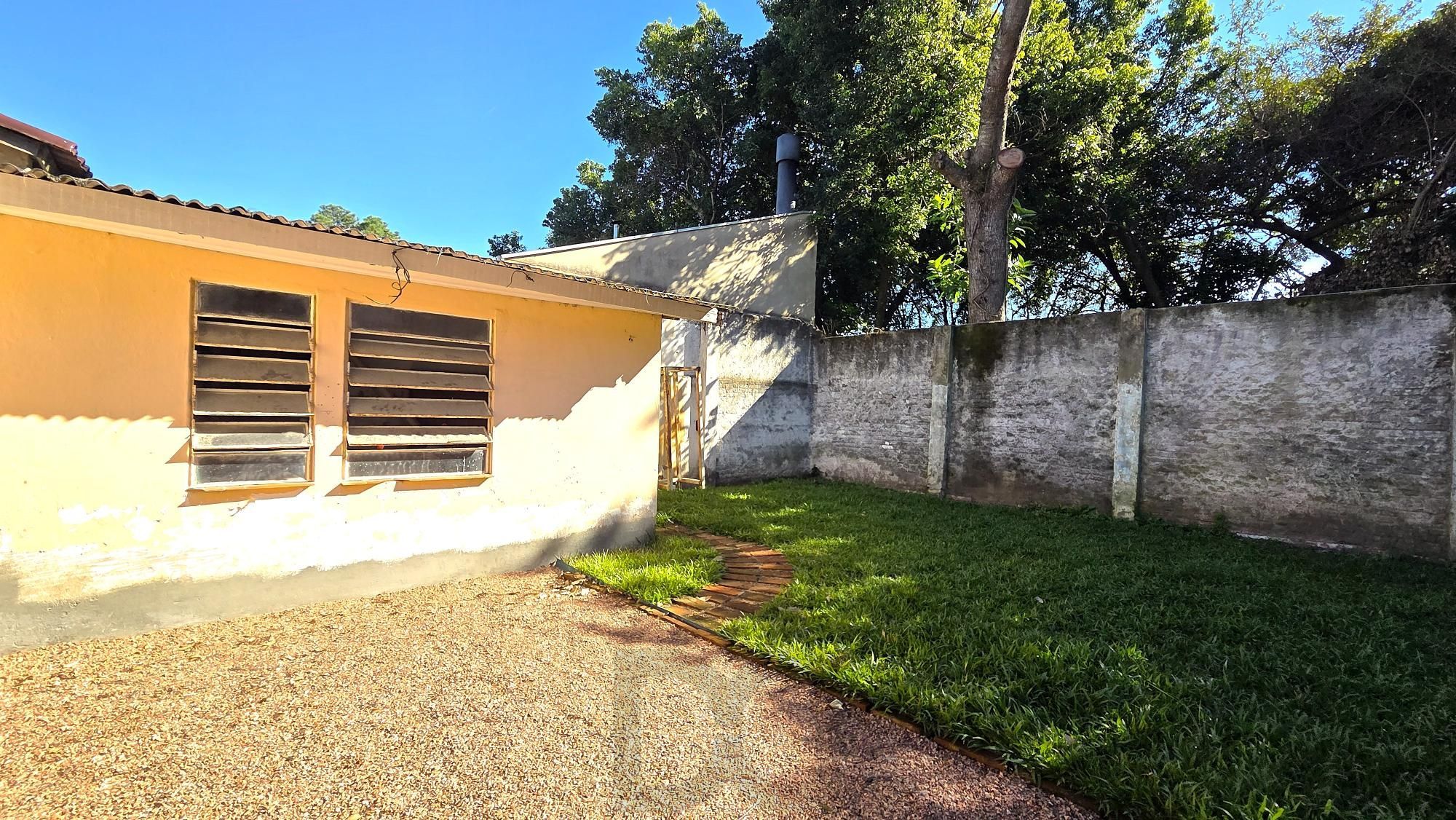 Casa térrea totalmente reformada, com 3 dormitórios, sendo 2 suítes e 2 vagas de garagem. — foto 22