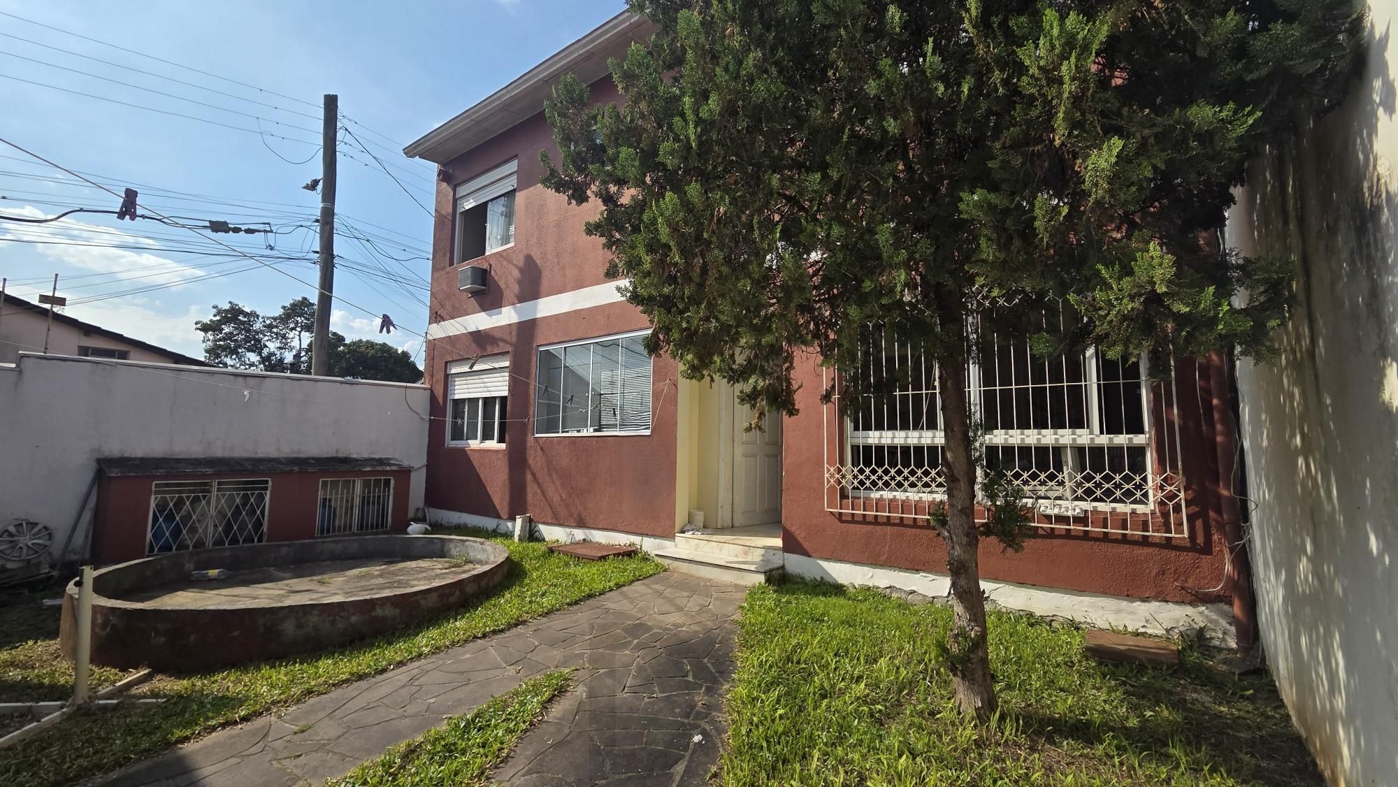 Excelente oportunidade para quem busca duas residências no mesmo terreno. A casa da frente, com 45 m², 1 dormitório e 2 vagas de garagem. A casa dos fundos de 2 pavimentos, com 195 m² , 2 dormitórios e 1 suíte. — foto 5