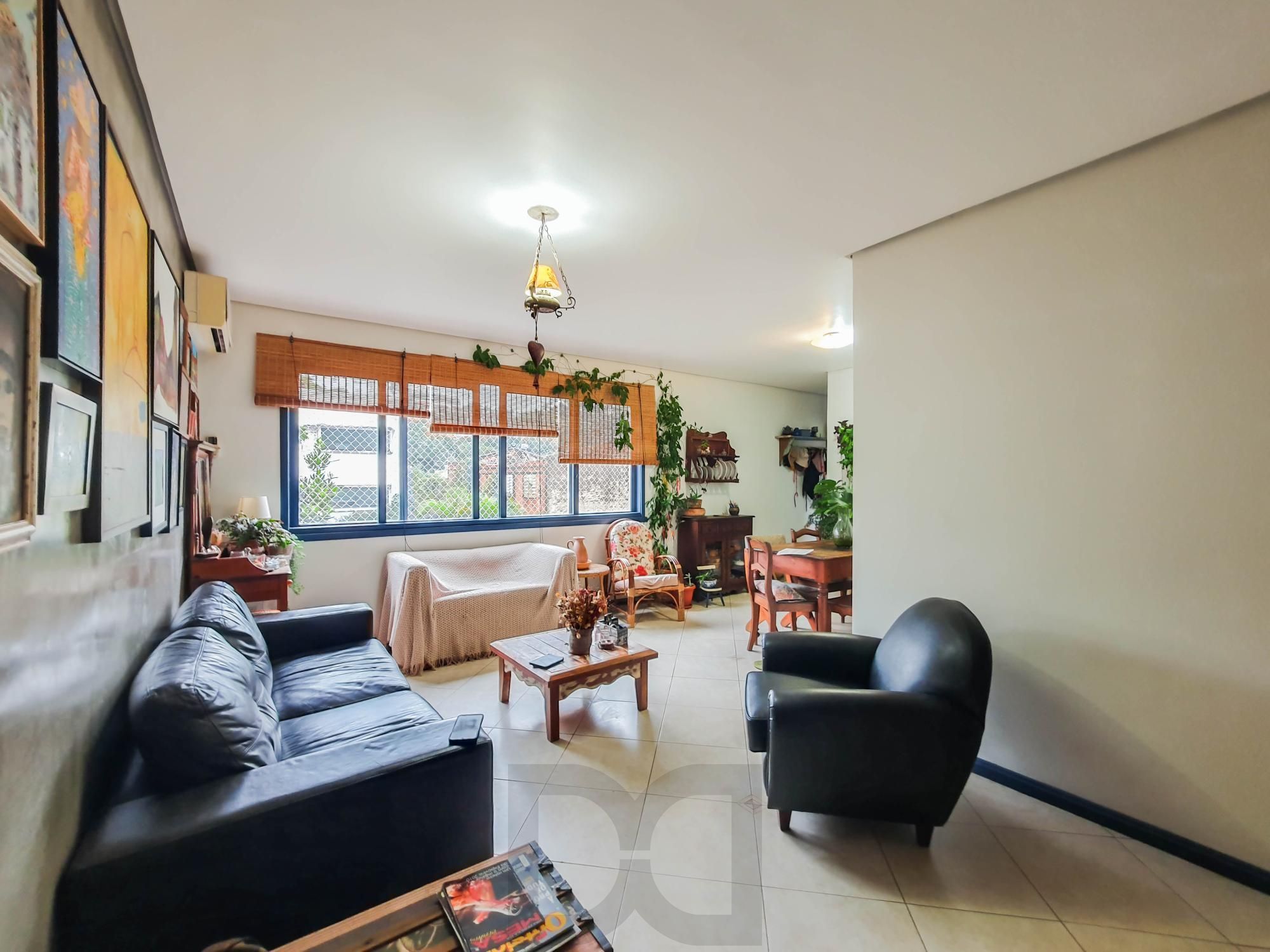 Amplo apartamento de 2 dormitórios, sendo 1 suíte, e uma  ótima dependência de empregada, 3 banheiros, em localização privilegiada no  Bairro Cristal. — foto 7