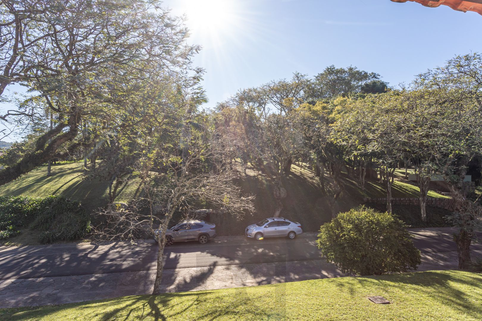 Belíssima mansão no Condomínio Jardim do Sol com 701m2 de área privativa, com 6 dormitórios, sendo 2 suítes e garagem para 10 carros. — foto 86