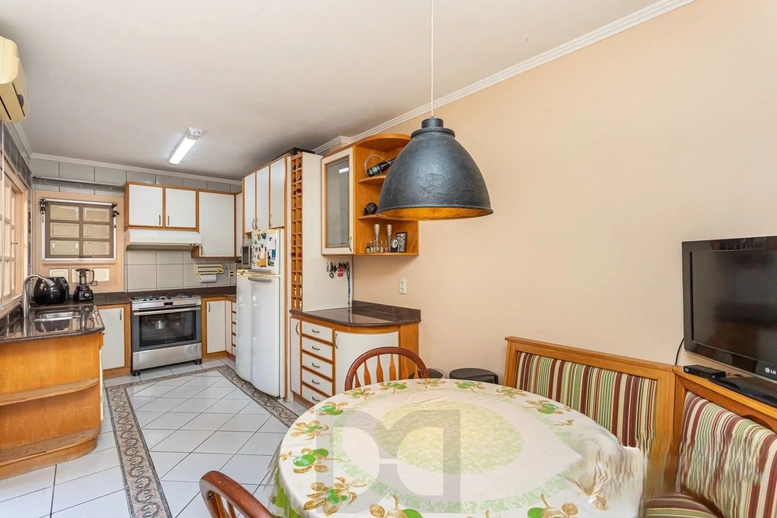Casa em condomínio no Bairro Ipanema com 4 dormitórios sendo 2 suítes e 3 vagas de garagem. — foto 9