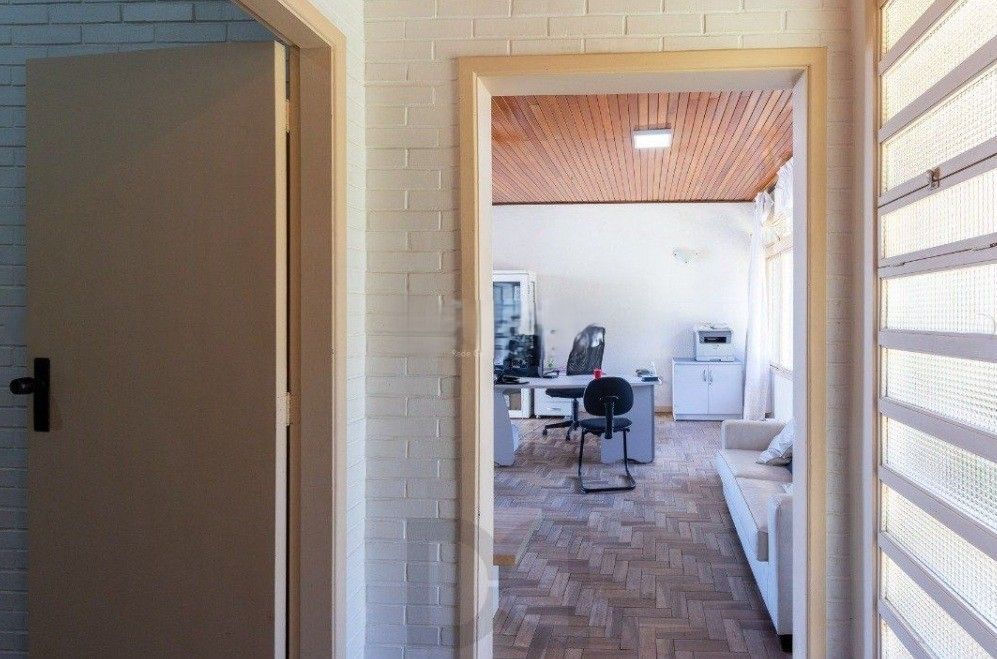 Excelente casa com 5 dormitórios, 2 suítes, 3 vagas de garagem e uma vista perene para o por do sol no Guaiba. — foto 6