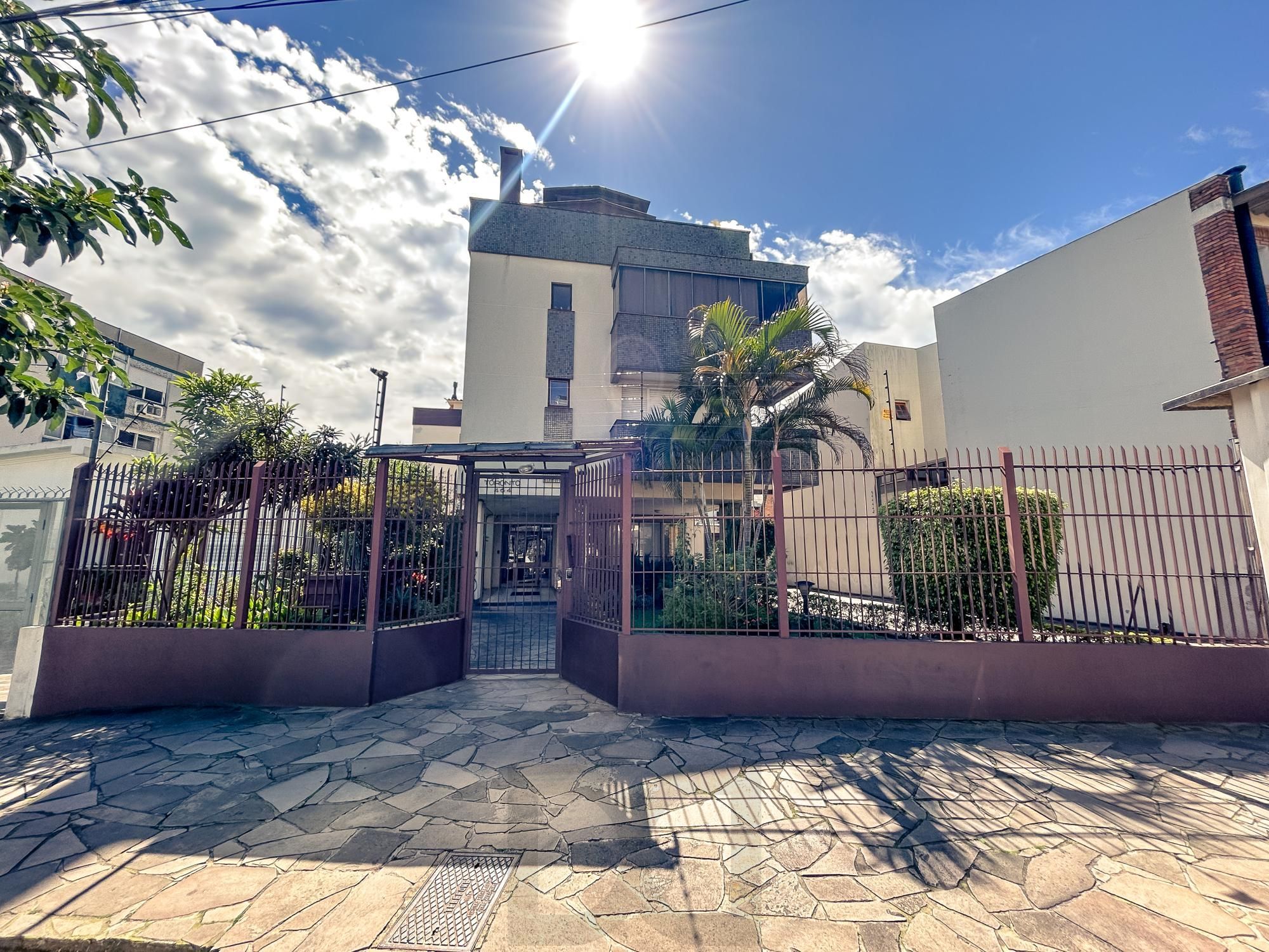 Excelente apartamento com 3 dormitórios no coração do Menino Deus — foto 2