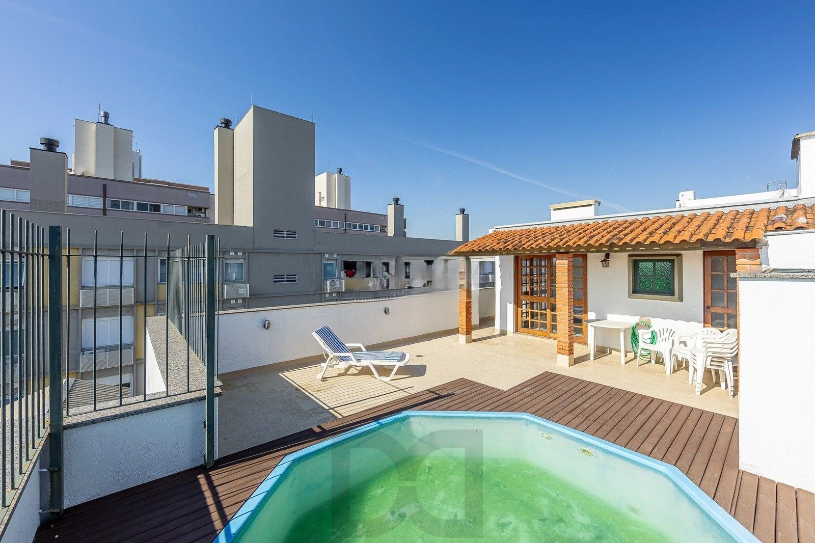 Cobertura duplex com 209,79m² de área privativa, conta com 3 dormitórios, 1 suíte e 2 vagas de garagem. — foto 1