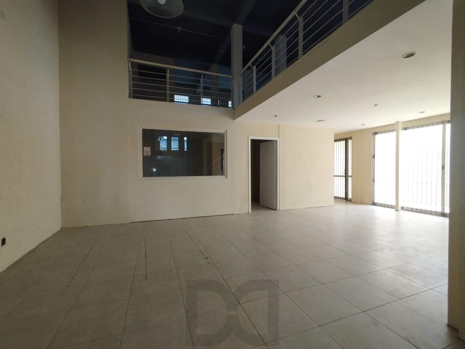 Excelente loja com 400m, 4 banheiros, 3 vagas, mezanino, fácil acesso e grande visibilidade no bairro Tristeza — foto 8