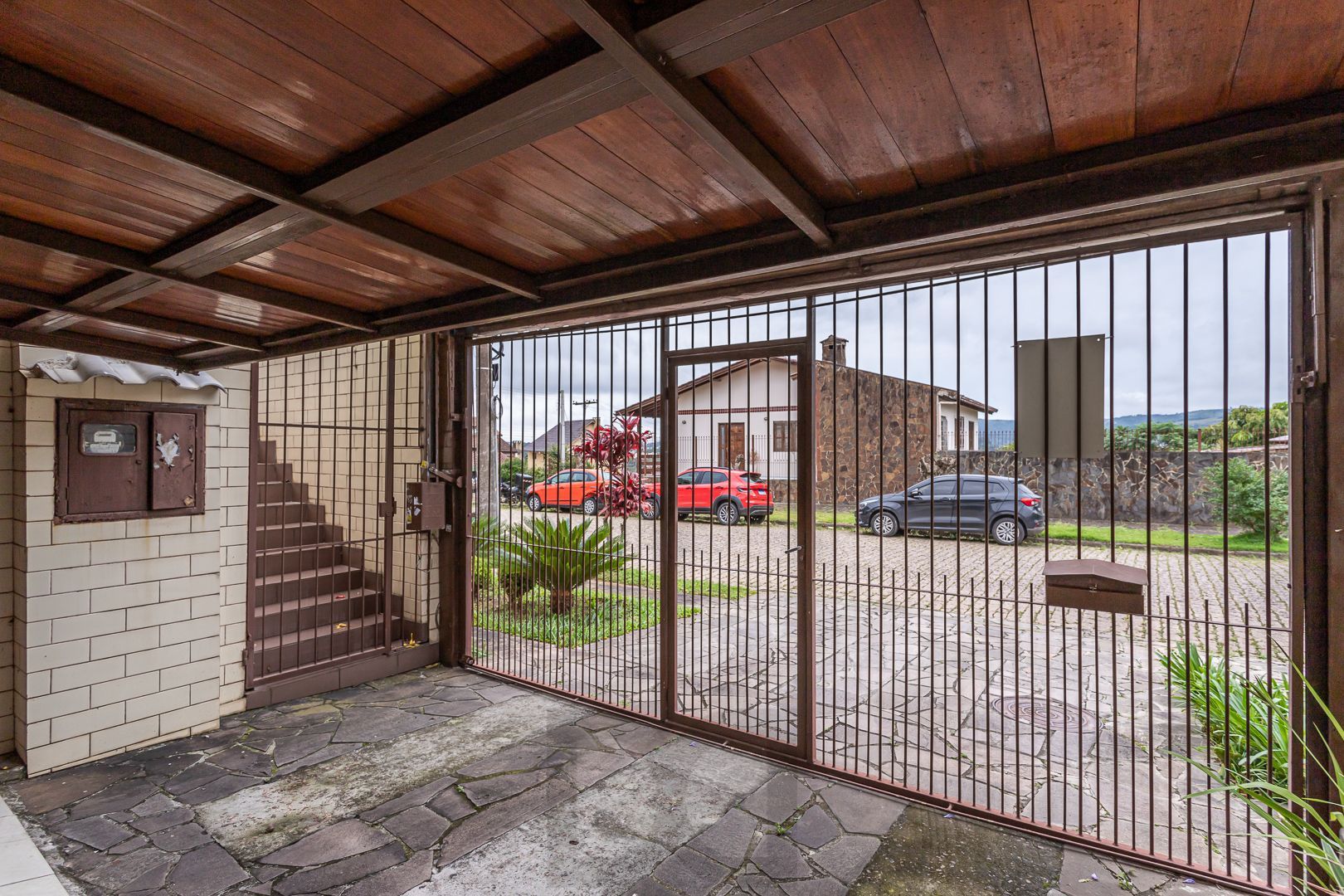 Excelente casa de dois pavimentos no bairro Ipanema, com 238m² de área privativa, 4 dormitórios, 1 suíte e 2 vagas de garagem. — foto 47