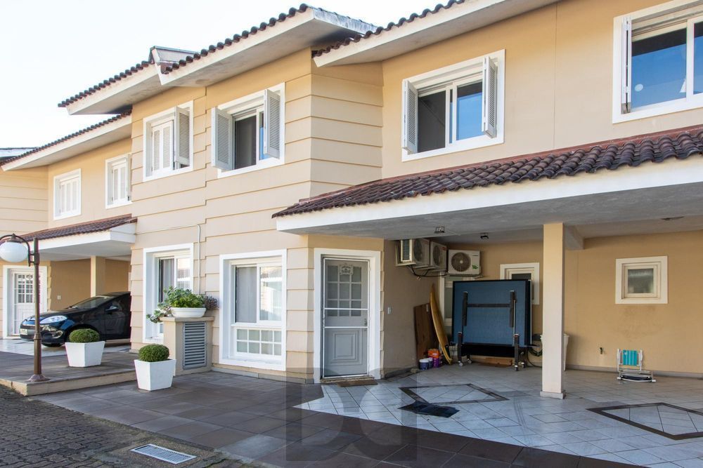 Casa em condomínio, com 3 quartos, com suíte, 2 vagas cobertas, churrasqueira, no Bairro Nonoai. — foto 1