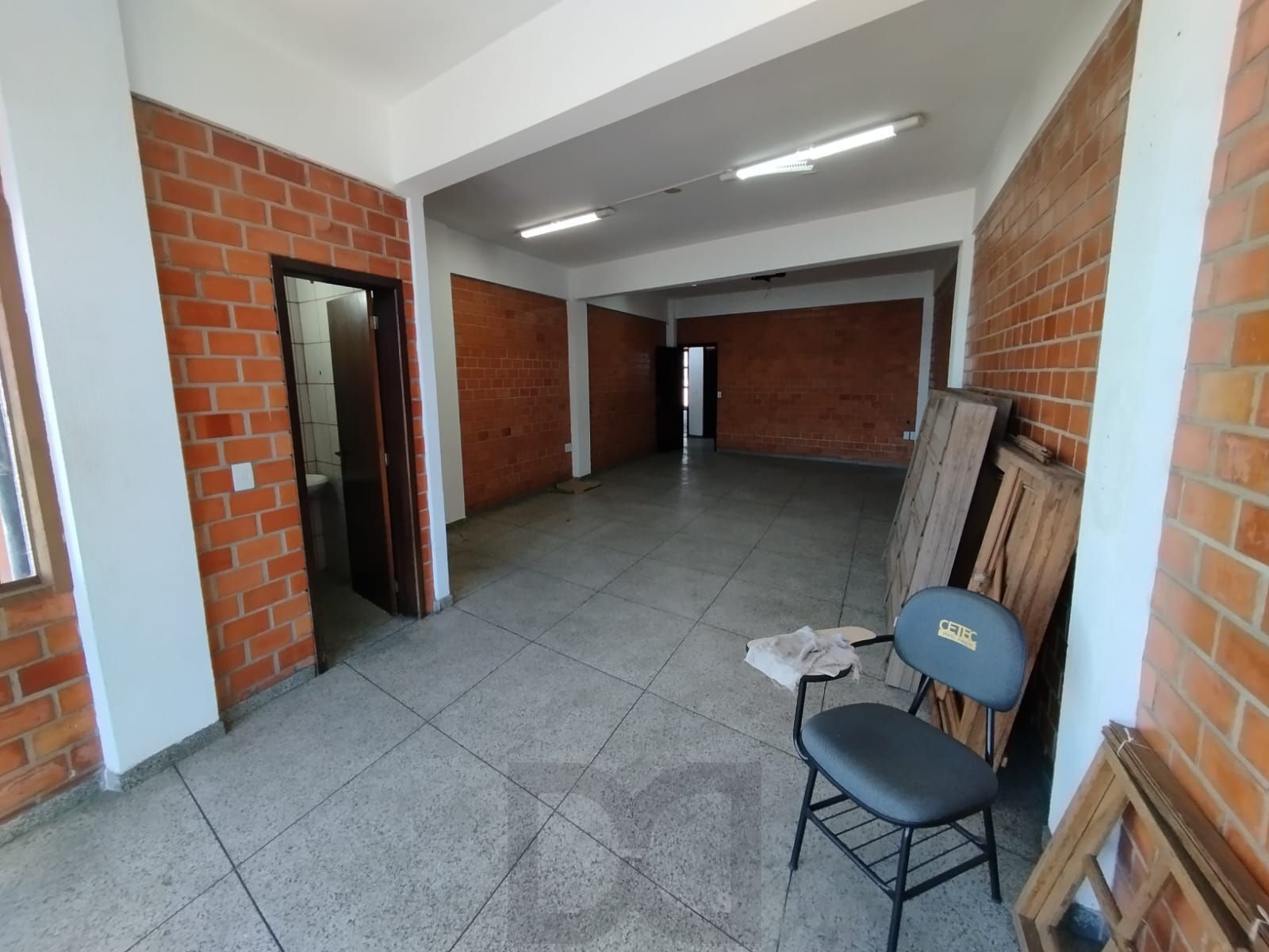 Sala 50m² de frente para Av. cavalhada, 1 banheiro. — foto 4