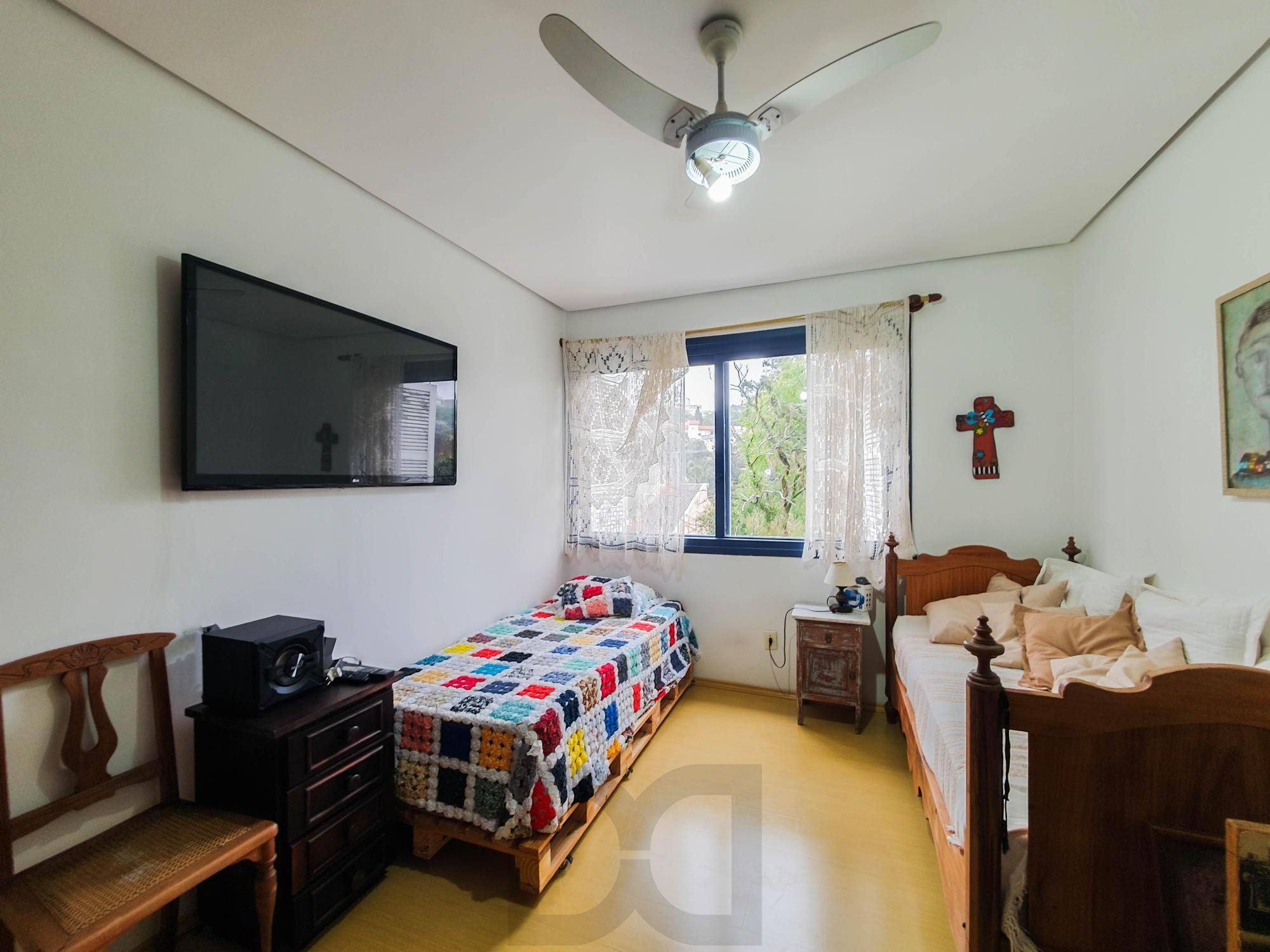 Amplo apartamento de 2 dormitórios, sendo 1 suíte, e uma  ótima dependência de empregada, 3 banheiros, em localização privilegiada no  Bairro Cristal. — foto 19
