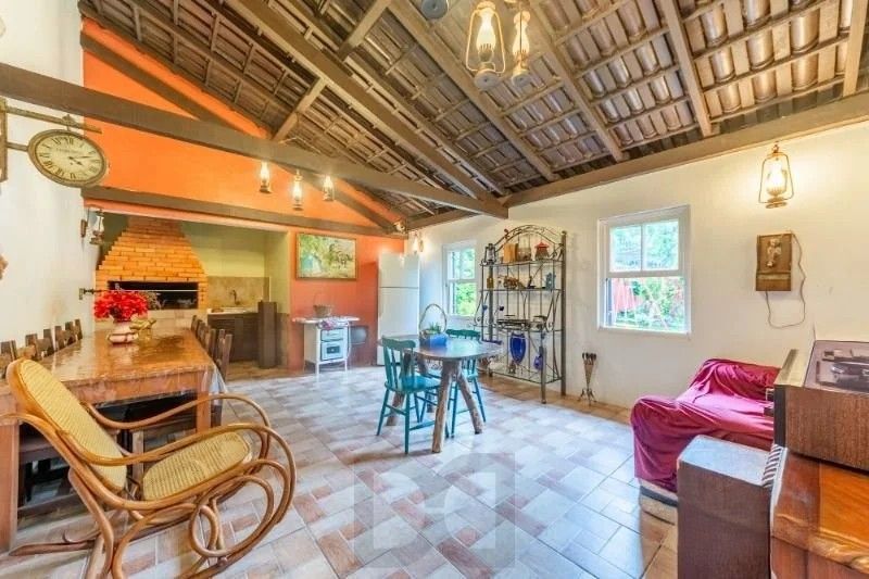 Belíssima casa de esquina, em estilo colonial com 277m2 de área privativa, terreno com 1014m2, 4 dormitórios e 3 suítes. — foto 32