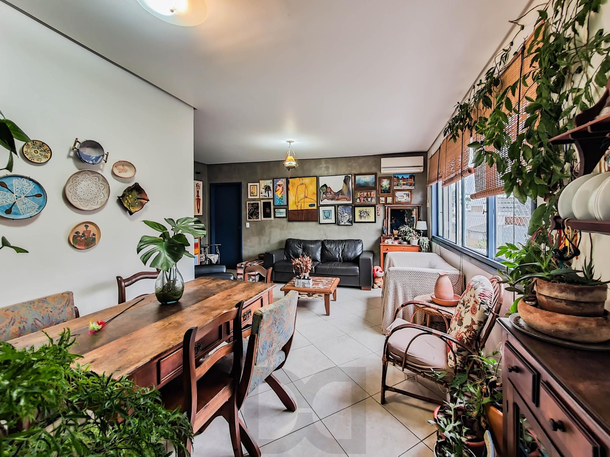 Amplo apartamento de 2 dormitórios, sendo 1 suíte, e uma  ótima dependência de empregada, 3 banheiros, em localização privilegiada no  Bairro Cristal. — foto 6