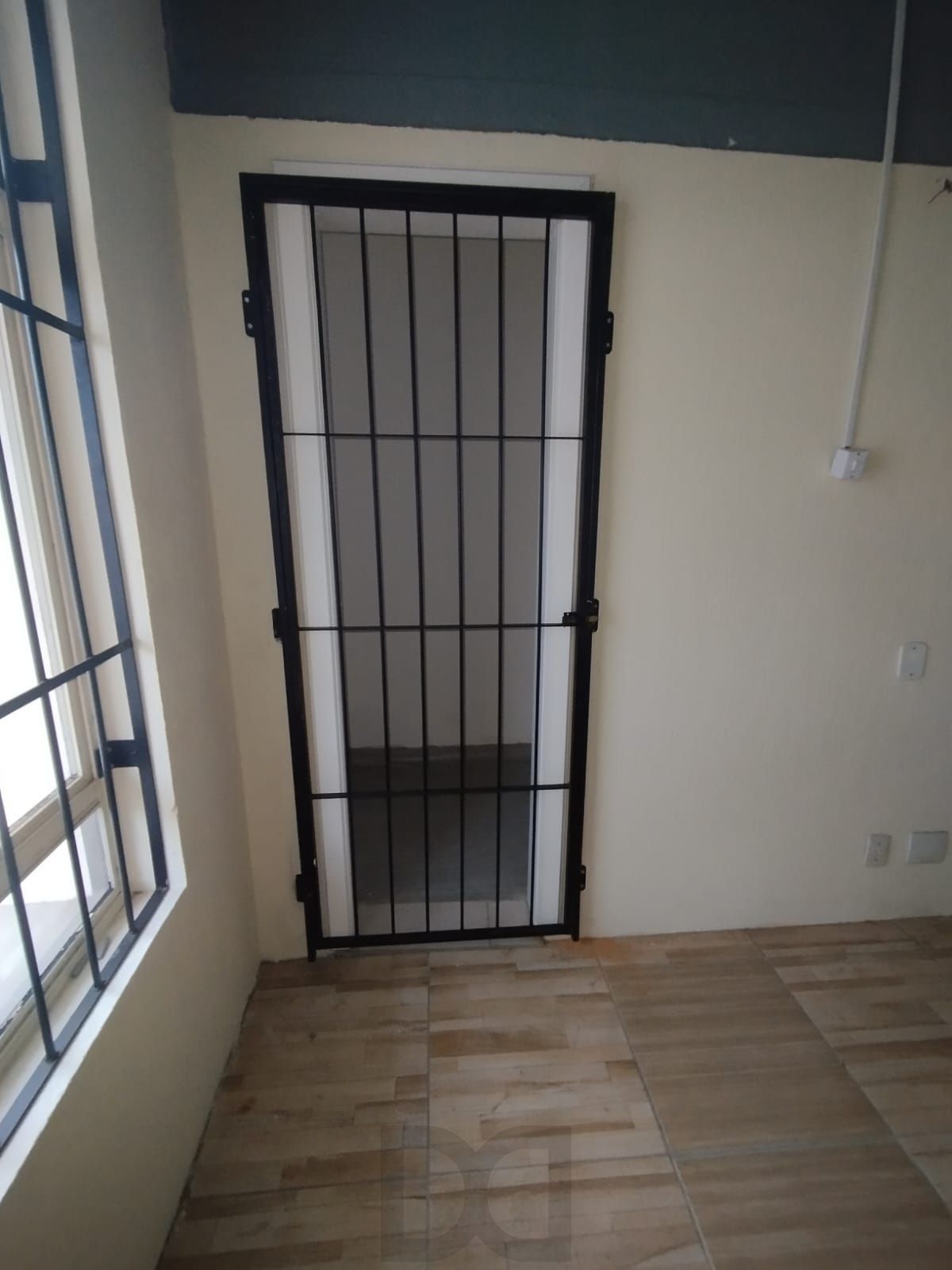 Excelente loja com 400m, 4 banheiros, 3 vagas, mezanino, fácil acesso e grande visibilidade no bairro Tristeza — foto 29