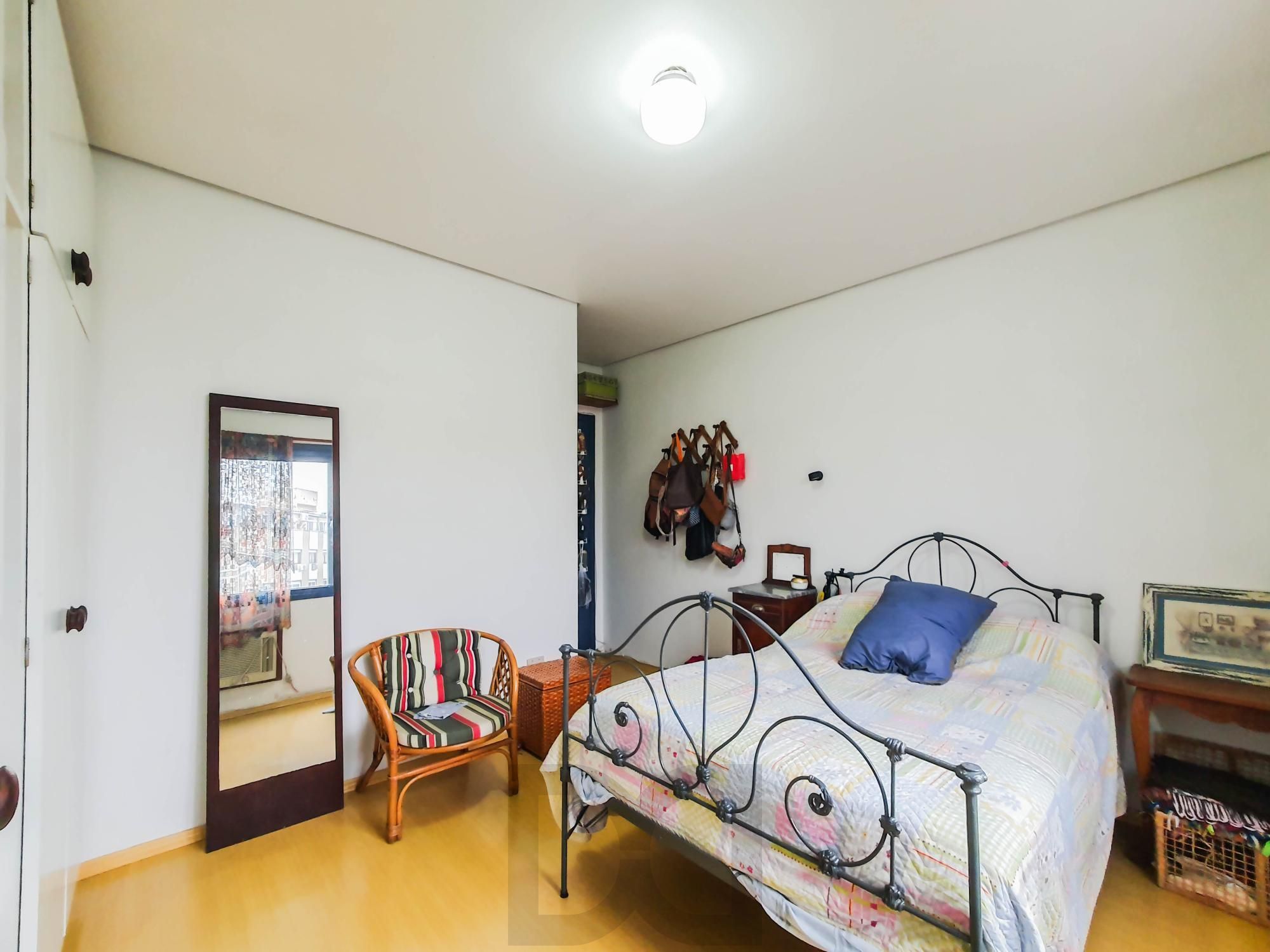 Amplo apartamento de 2 dormitórios, sendo 1 suíte, e uma  ótima dependência de empregada, 3 banheiros, em localização privilegiada no  Bairro Cristal. — foto 17