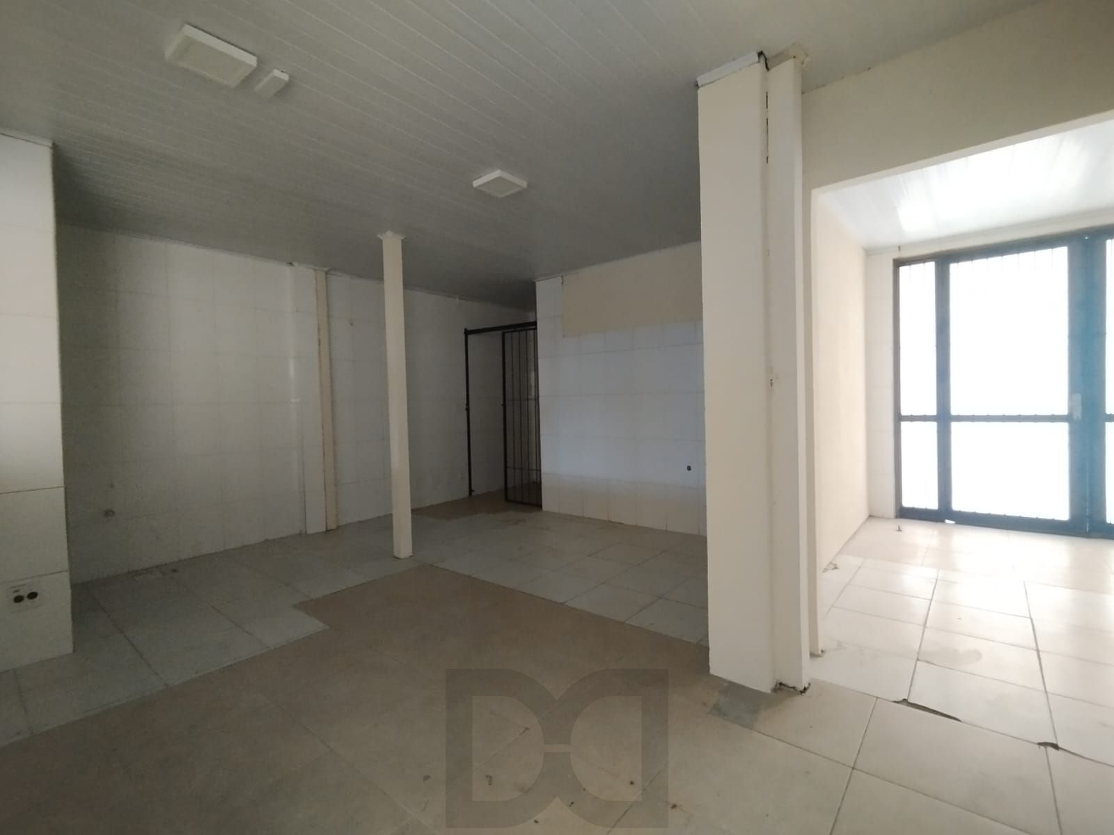 Excelente loja com 400m, 4 banheiros, 3 vagas, mezanino, fácil acesso e grande visibilidade no bairro Tristeza — foto 12