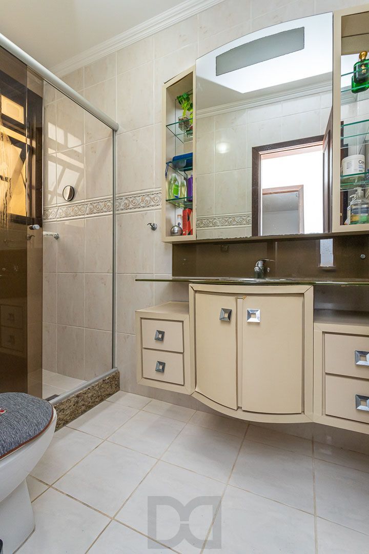 Belíssima casa com 272m² de área privativa, localizada no bairro Ipanema, a poucos metros da orla do Guaíba. — foto 50
