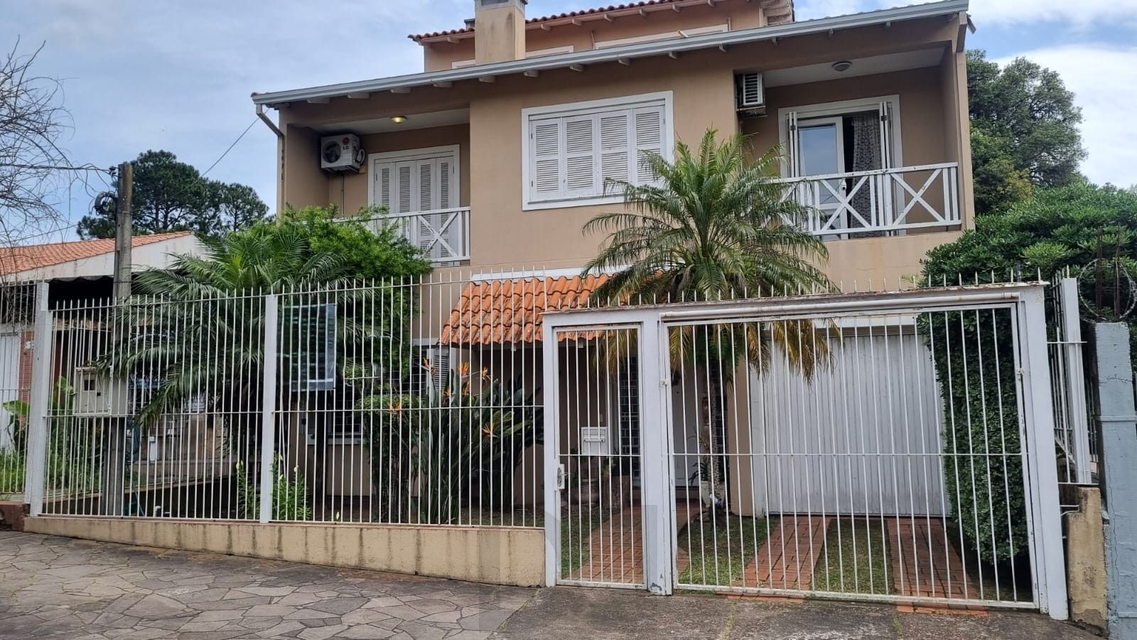 ótimo sobrado com 4 dormitórios, sendo 1 suíte master, pátio com piscina. — foto 2