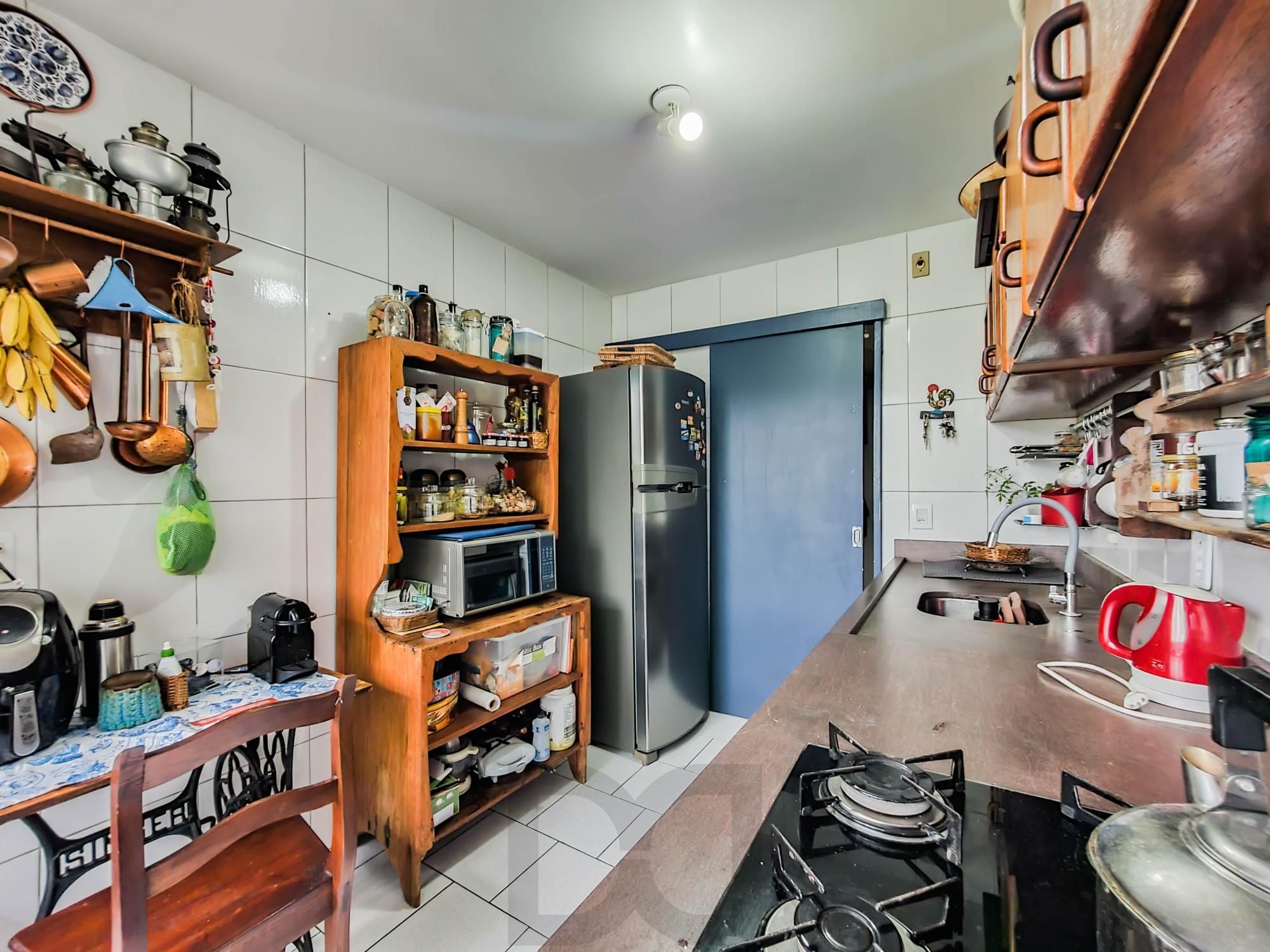 Amplo apartamento de 2 dormitórios, sendo 1 suíte, e uma  ótima dependência de empregada, 3 banheiros, em localização privilegiada no  Bairro Cristal. — foto 14