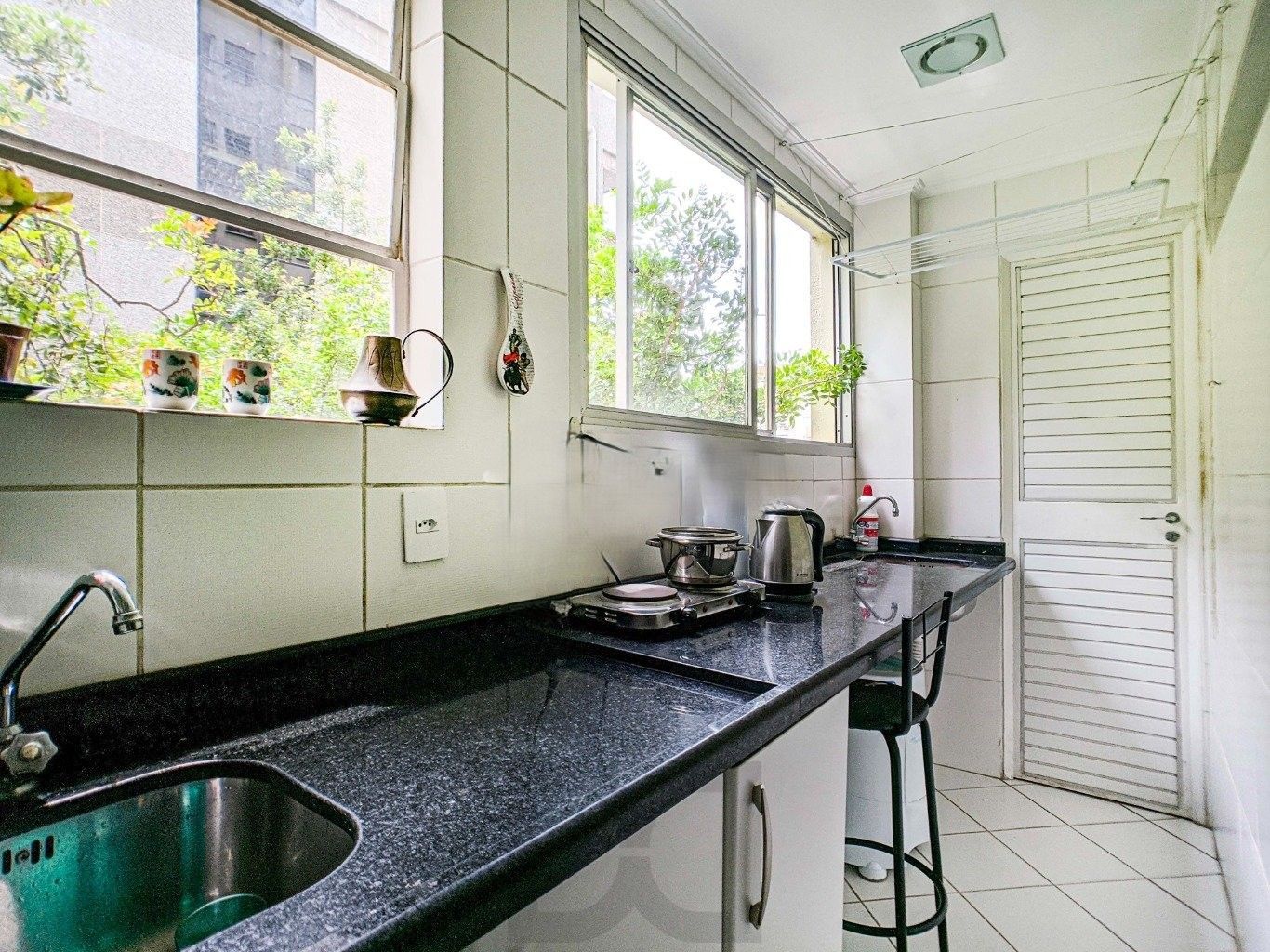 Apartamento à venda no bairro Menino Deus. Localizado em frente ao Parque Marinha do Brasil. O imóvel conta com 2 dormitórios e 1 vaga coberta. — foto 9