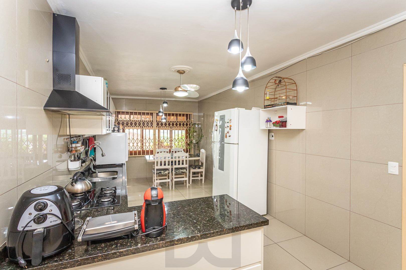 Excelente casa de dois pavimentos no bairro Ipanema, com 238m² de área privativa, 4 dormitórios, 1 suíte e 2 vagas de garagem. — foto 27