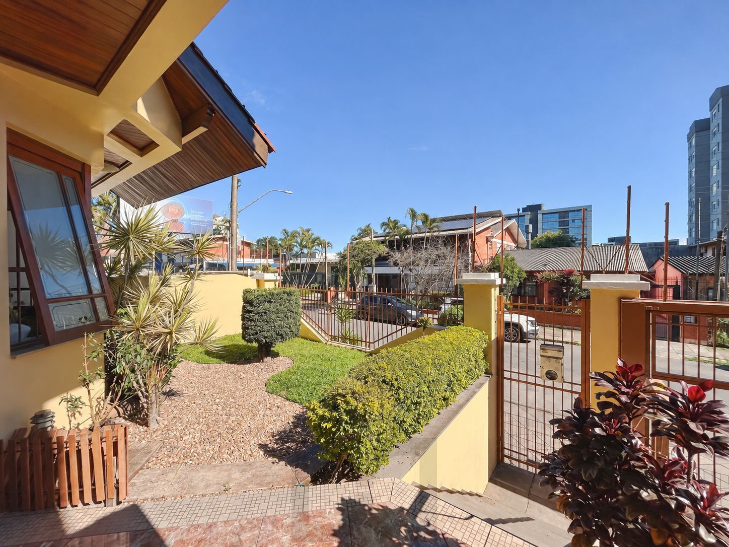 Casa com 4 suítes, piscina e área gourmet no bairro Tristeza. — foto 2