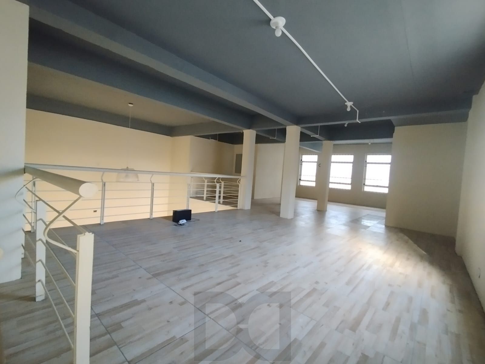 Excelente loja com 400m, 4 banheiros, 3 vagas, mezanino, fácil acesso e grande visibilidade no bairro Tristeza — foto 18