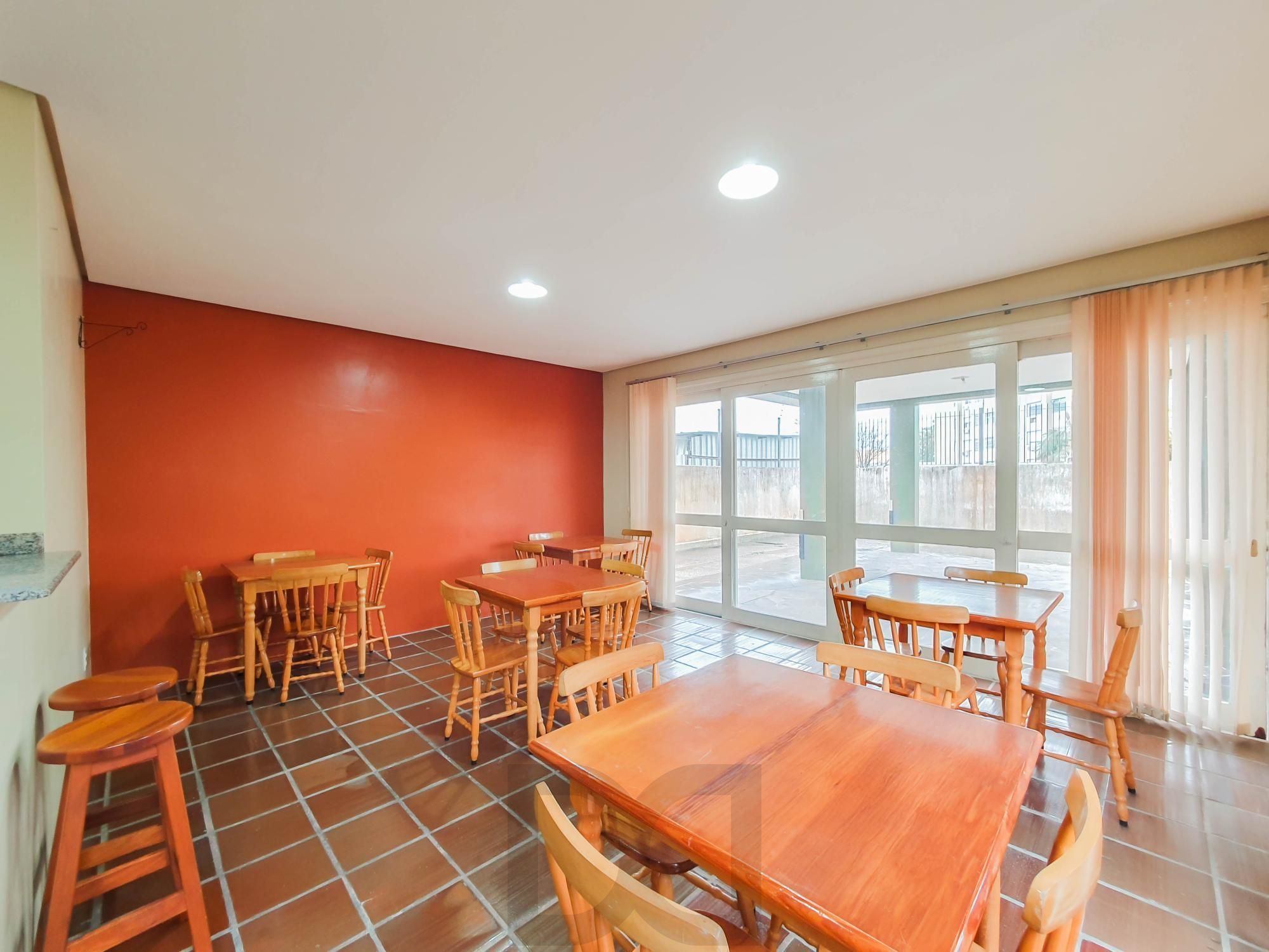 Amplo apartamento de 2 dormitórios, sendo 1 suíte, e uma  ótima dependência de empregada, 3 banheiros, em localização privilegiada no  Bairro Cristal. — foto 29
