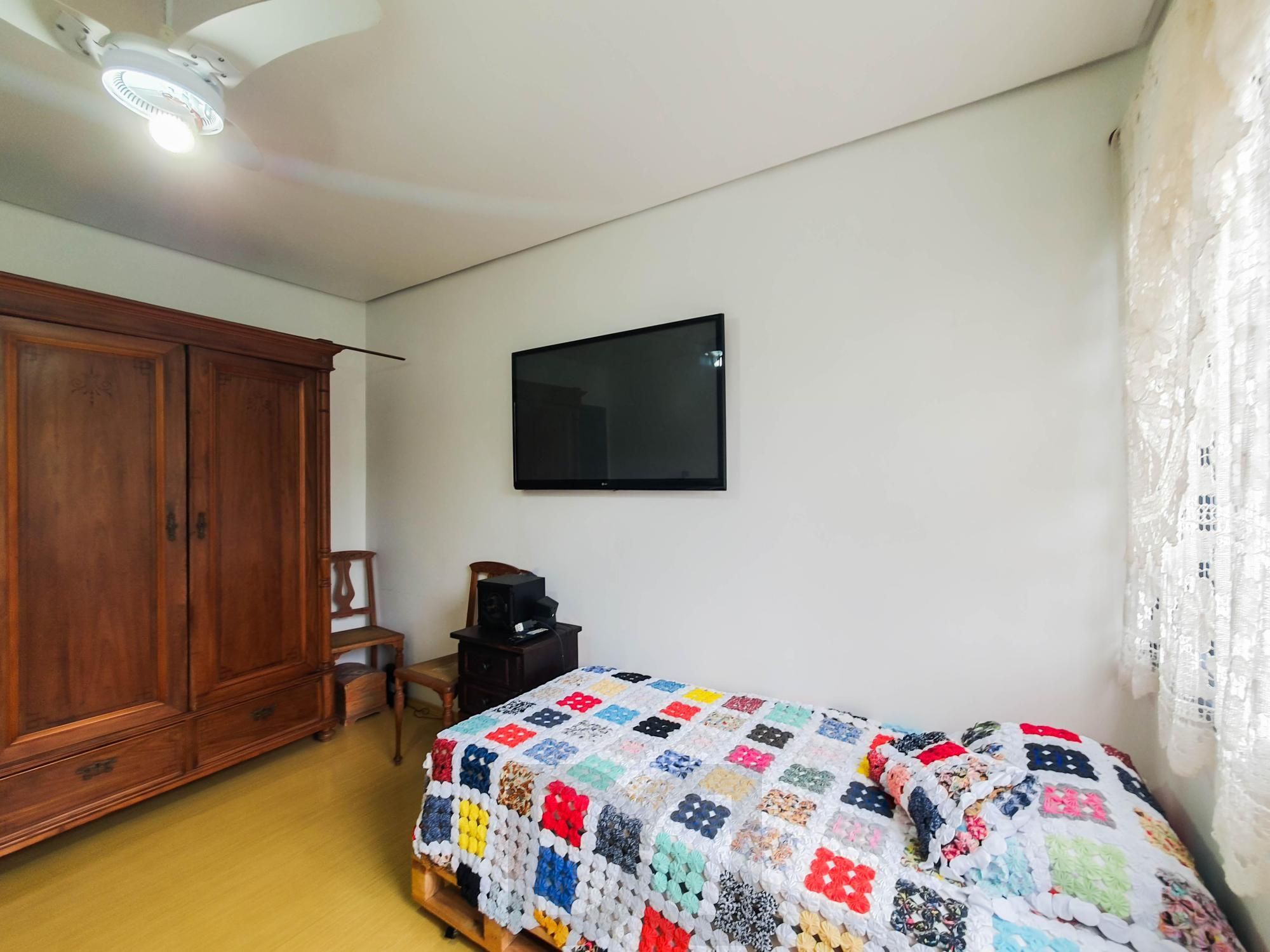 Amplo apartamento de 2 dormitórios, sendo 1 suíte, e uma  ótima dependência de empregada, 3 banheiros, em localização privilegiada no  Bairro Cristal. — foto 21